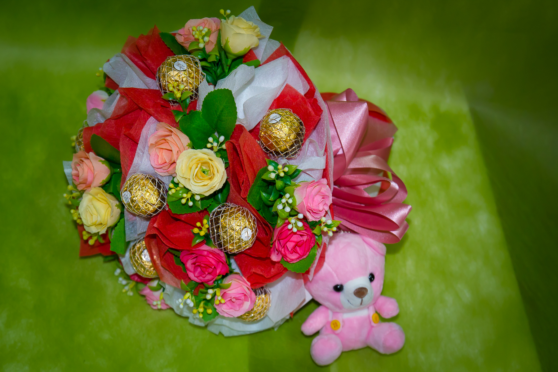 ช่อเฟอเรโร่ (Ferrero Rocher) จำนวน 9 ลูก ดอกกุหลาบสีชมพูอ่อน สลับแดง