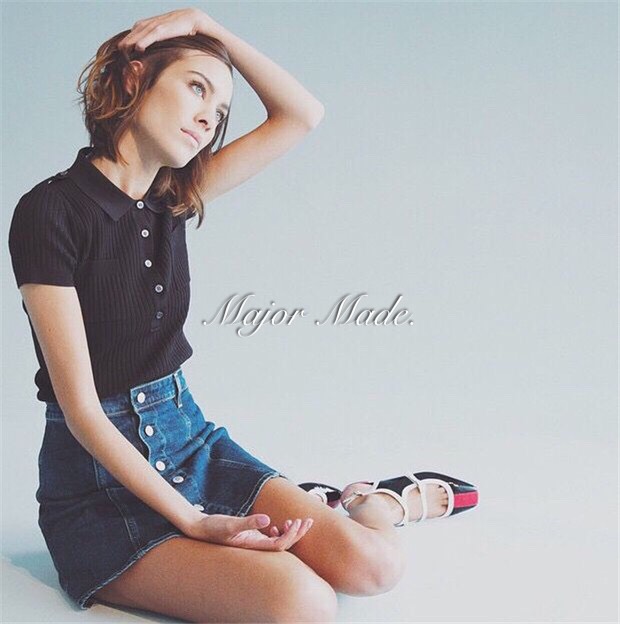 นาทีนี้ใครไม่มีไม่ได้นะคะ กระโปรงยีนส์Top shop กระดุมหน้า ดีไซส์น่ารัก ผ้ายีนส์แท้เนื้อสวย ใส่ง่าย แมทกับอะไรก็สวย ด้านในมี ซับในกางเกง ผ้านิ่มมาก