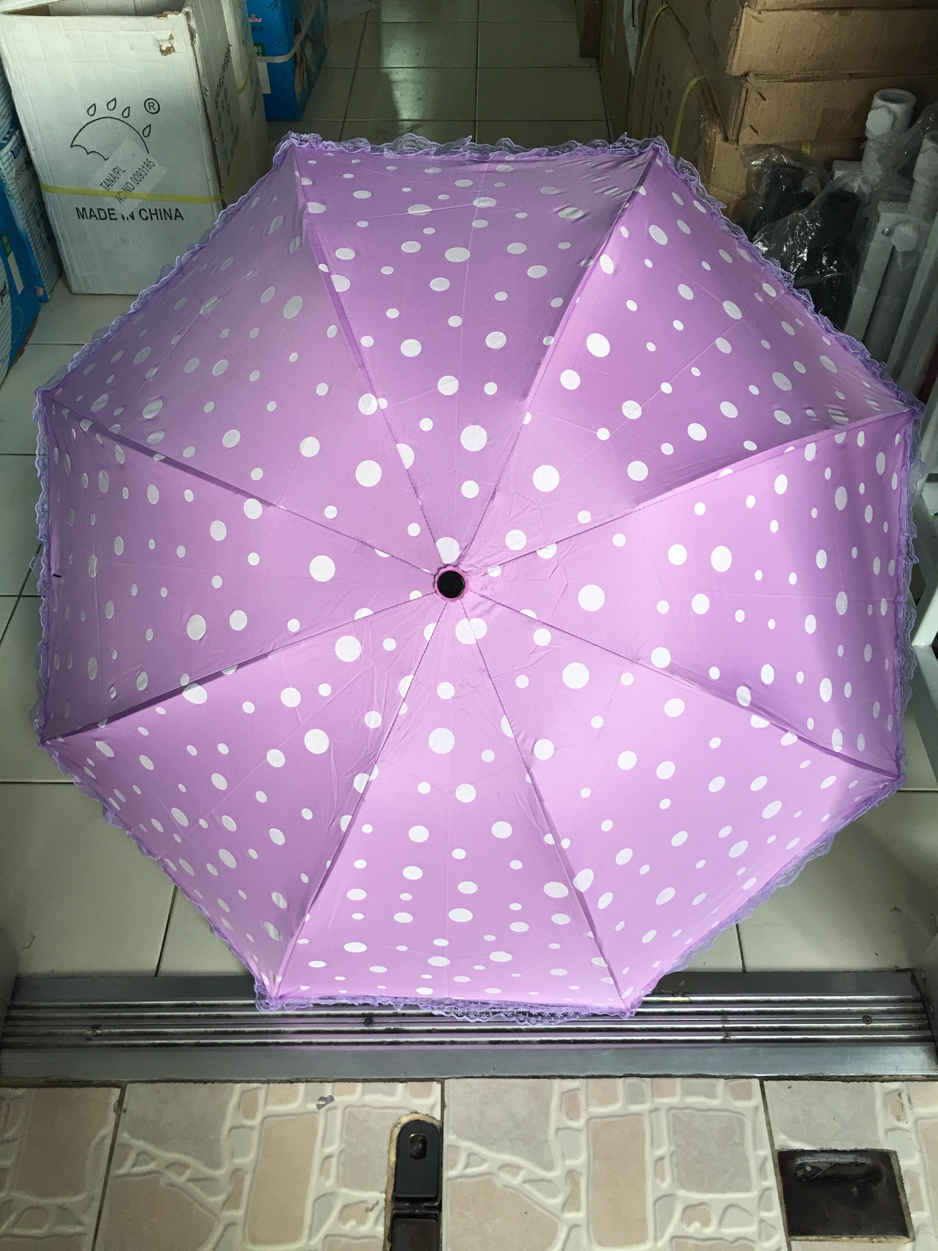 ร่มโค้งแฟชั่นลายจุดโดนแสงเปลียนสีได้ไม้มีระบายยูวีสีดำ