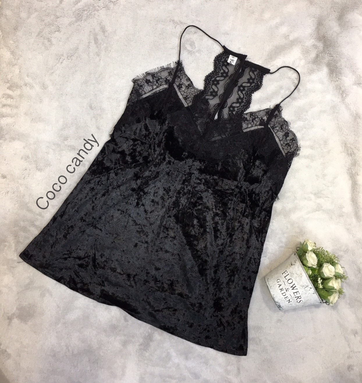 เสื้อสายเดี่ยวผ้ากำหยี่แซมลูกไม้แบบดาราใส่