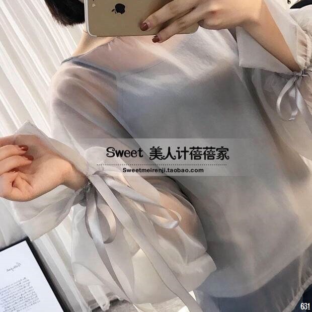 เสื้อผ้าออแกนซ่าเนื้อด้าน คอกว้างตัวโคล่งทรงปล่อย แขนปีกค้างคาวพองทรงบอลลูนที่ปลายแขนจั๊มผูกริบบิ้นสวยหวาน ใส่แบบสวมทางศรีษะติดกระดุมหลัง 1 เม็ด ไอเทมหวานปนหรูใส่กับอะไรก็สวยค่ะ