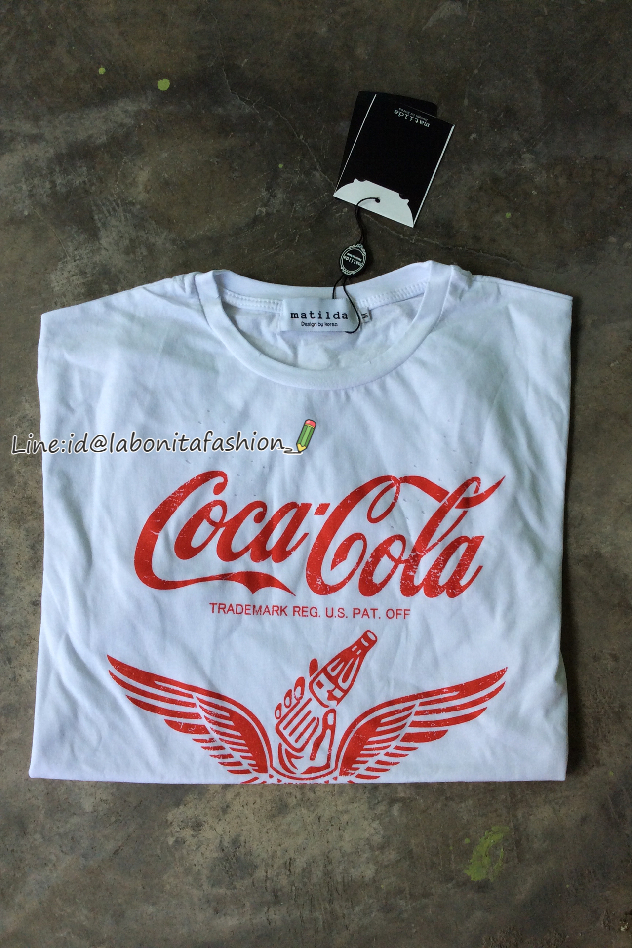 พบกับเสื้อแขนสั้น เนื้อผ้ายืดสั่งทอพิเศษอย่างดีค่ะ มาพร้อมงานสกรีนลาย coca cola เป็นเทคนิคพิเศษเฉพาะที่ร้านตรงด้านหน้าตัวเสื้อตัว เสื้อทำขาดเก๋และเท่ห์มากๆๆค่ะ