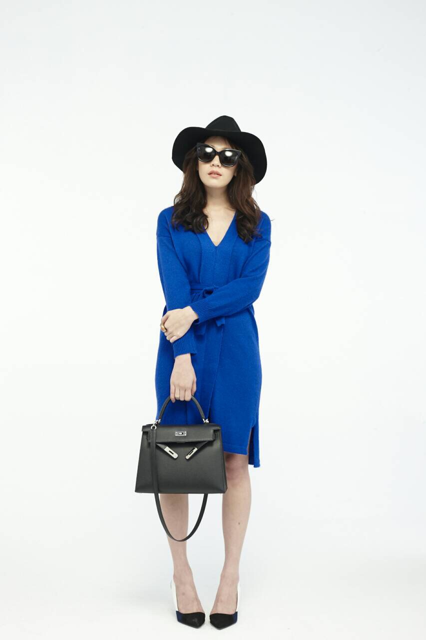 เดรสผ้าไหมพรมบาง คอวี มีลูกเล่นด้านหน้า มาพร้อมเข็มขัดผ้าเดียวกันค่ะ