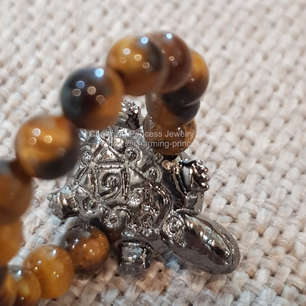 แหวนหินตาเสือ ร้อยพร้อมพญาเต่าเรือนล้าน ฐานุตตโม วัดโตนด นครราชสีมา สีลงดำ เครื่องรางของขลัง โชคลาภ ดูดทรัพย์ มีรูร้อยเป็นแหวนหรือสร้อยข้อมือได้ค่ะ ทุกชิ้นมีตัวเลขแกะประจำองค์อยู่ด้านหลัง