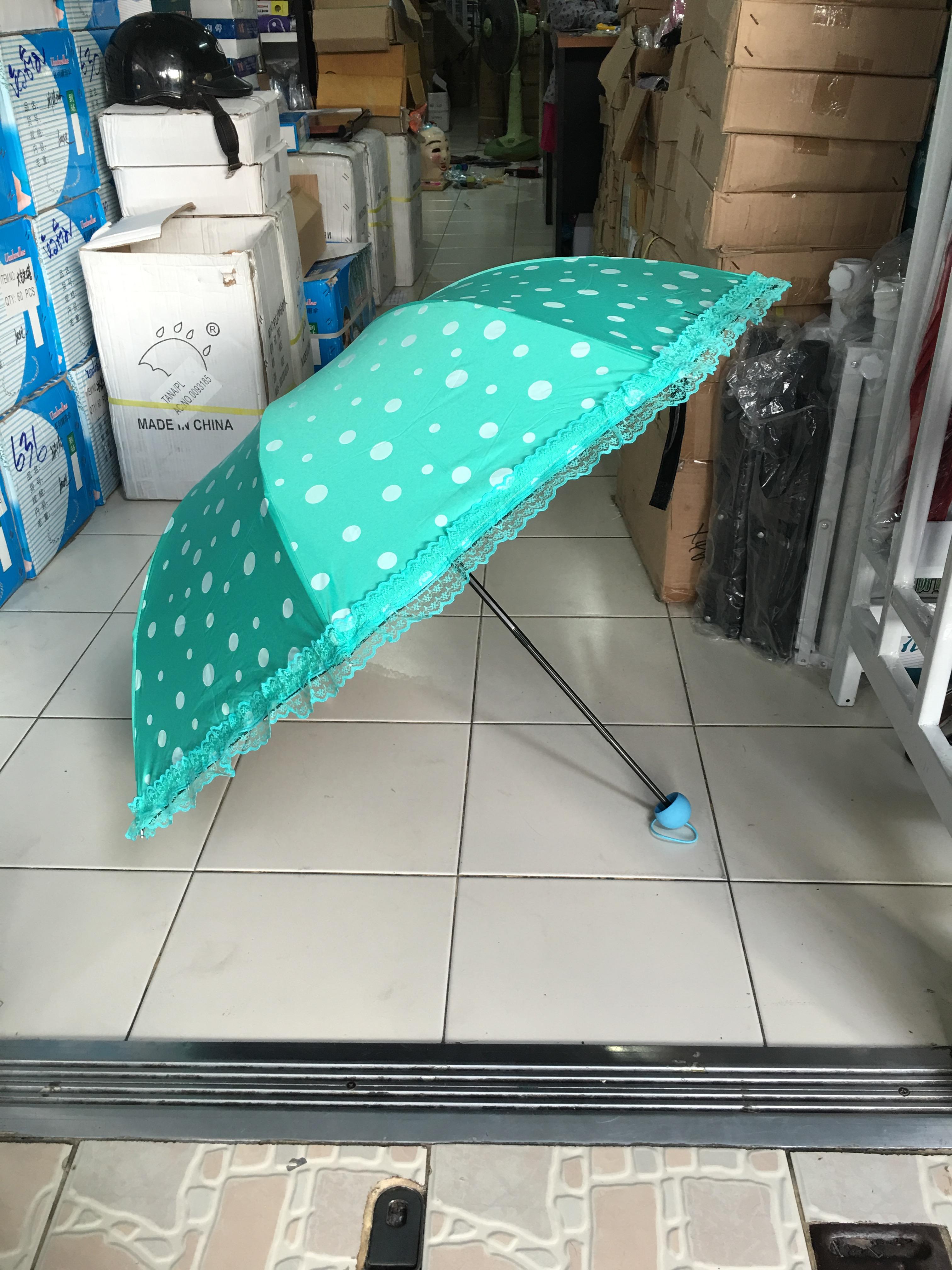 ร่มโค้งแฟชั่นลายจุดโดนแสงเปลียนสีได้ไม้มีระบายยูวีสีดำ