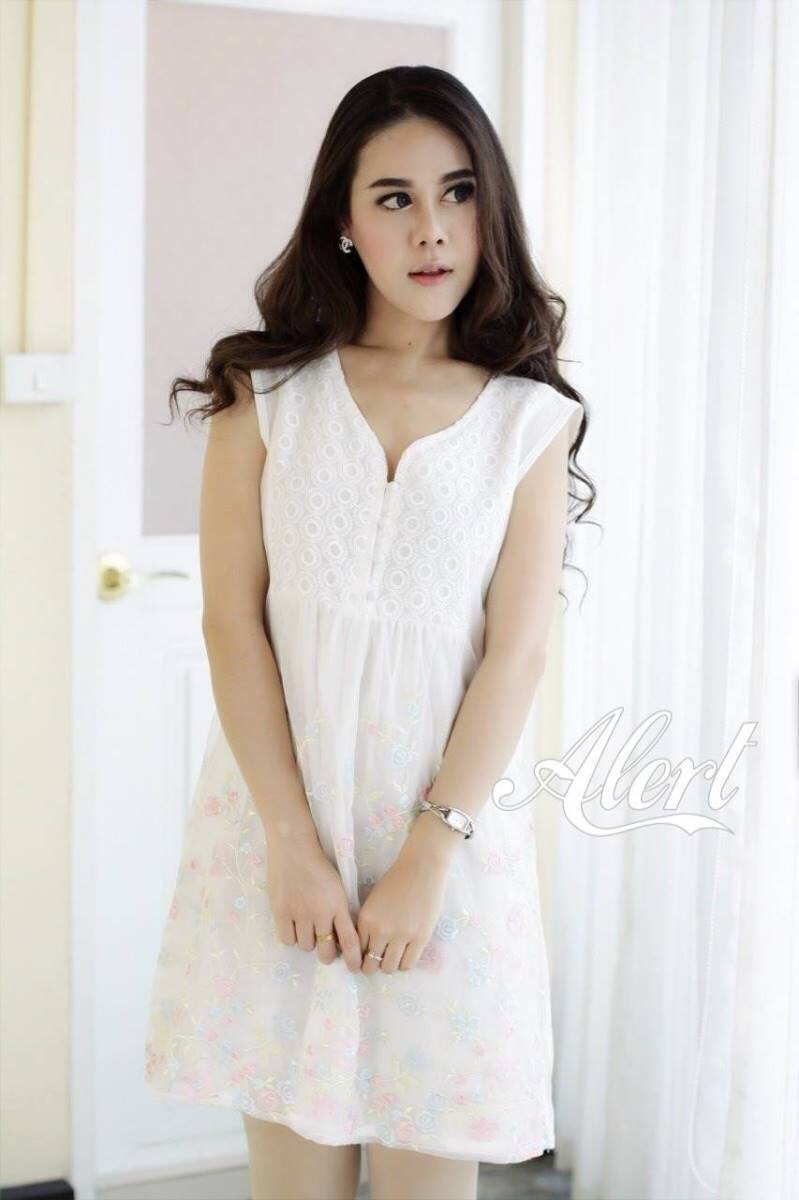 เดรสผ้าป่าน ปักลายดอกไม้สีหวานบนผ้าแก้วฟรุ้งฟริ้งน่ารักมากค่ะ