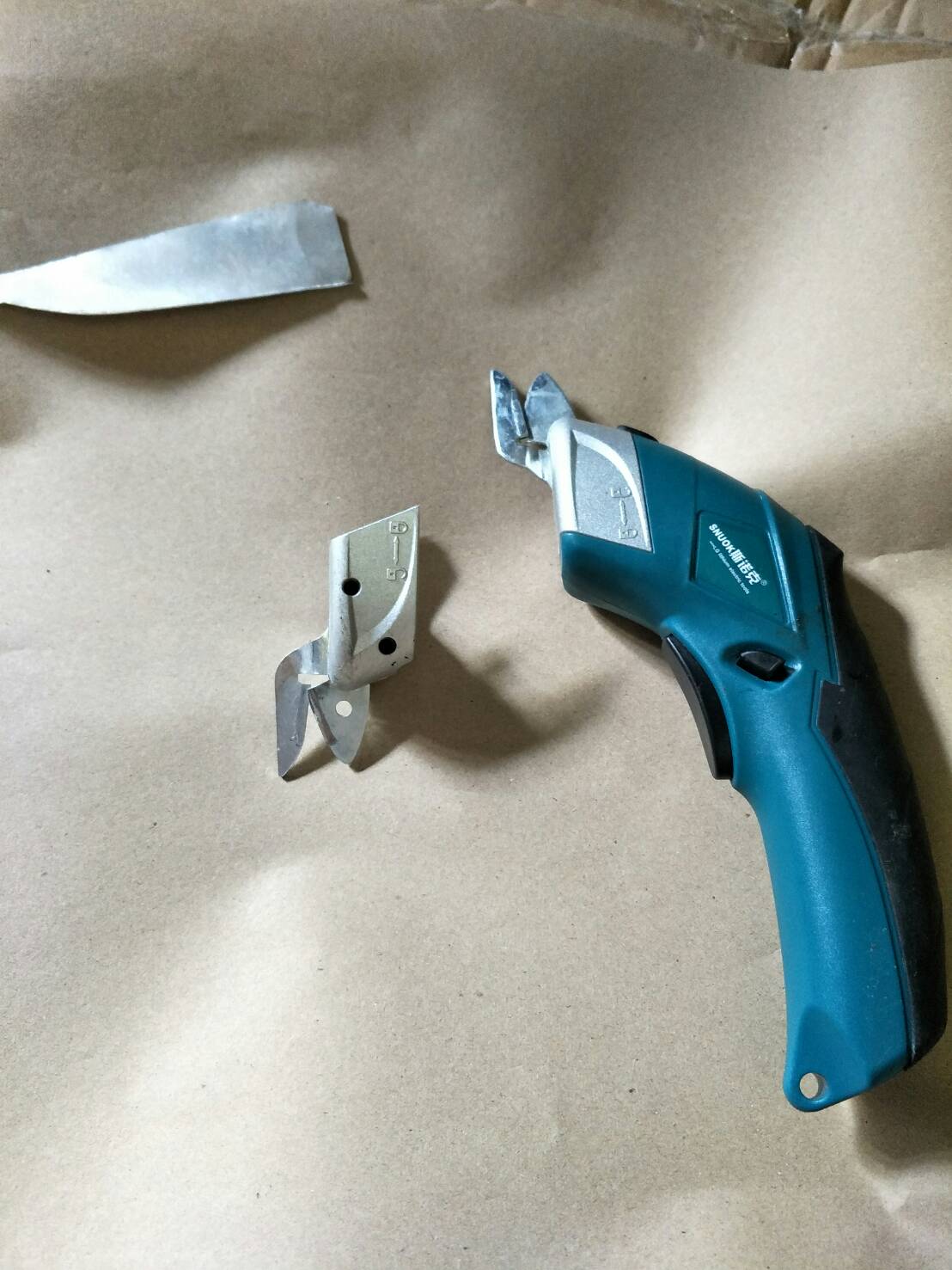 EC04 กรรไกรไฟฟ้า 3.6 v สำหรับตัด ผ้า หนัง อลูมิเนียม กระดาษหนา เกรดอุตสาหกรรม