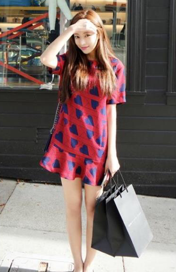 มินิเดรสพิมลายหัวใจ ต้อนรับวันวาเลนไทน์ เนื้อผ้าเด้ง ยืดได้นิดหน่อย ซิปหลังช่วงบน มีกระเป๋าทั้งสองข้าง ใส่สวม ชายระบาย น่ารัก Korea ขายดีมาก ในเว็ปเกาหลี