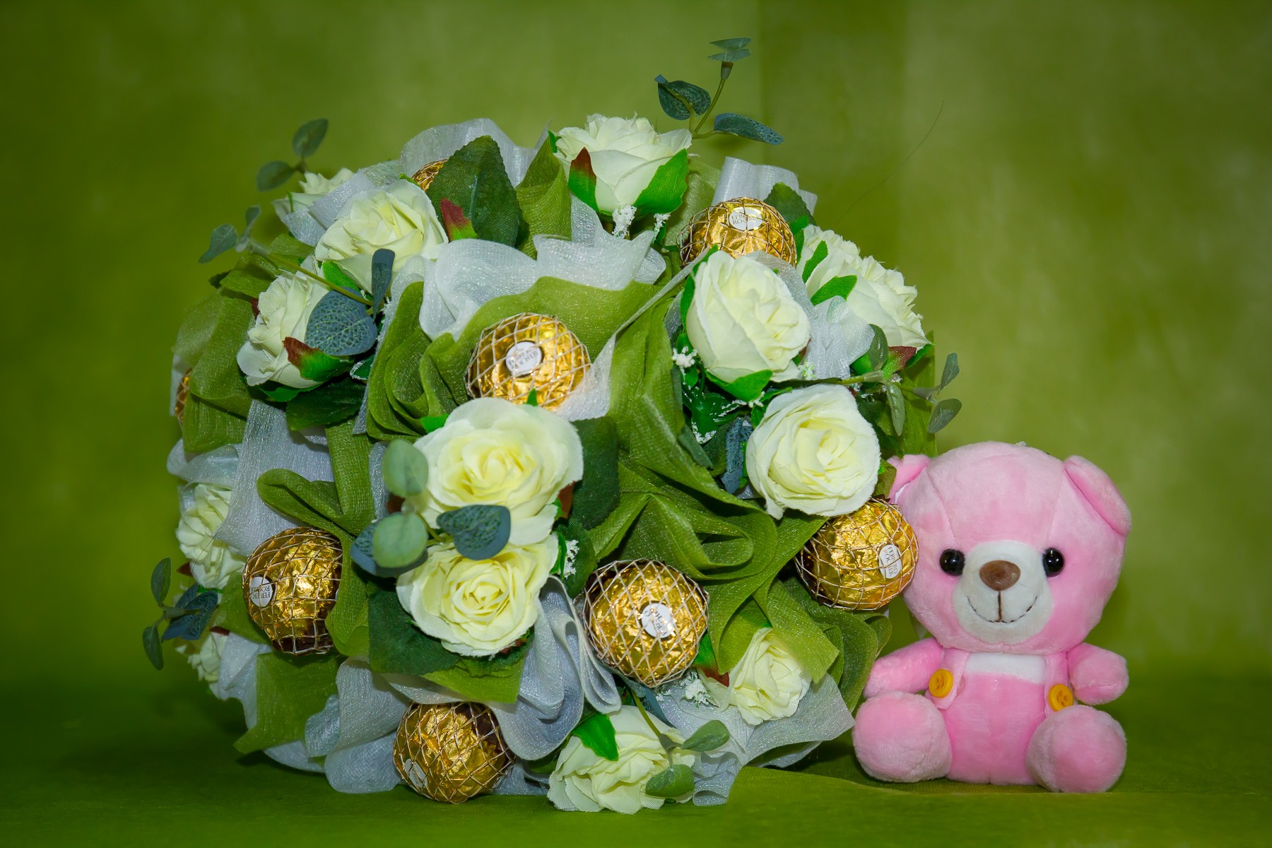 ช่อเฟอเรโร่ (Ferrero Rocher) 9 ลูก ดอกกุหลาบสีขาว กระดาษสีเขียว