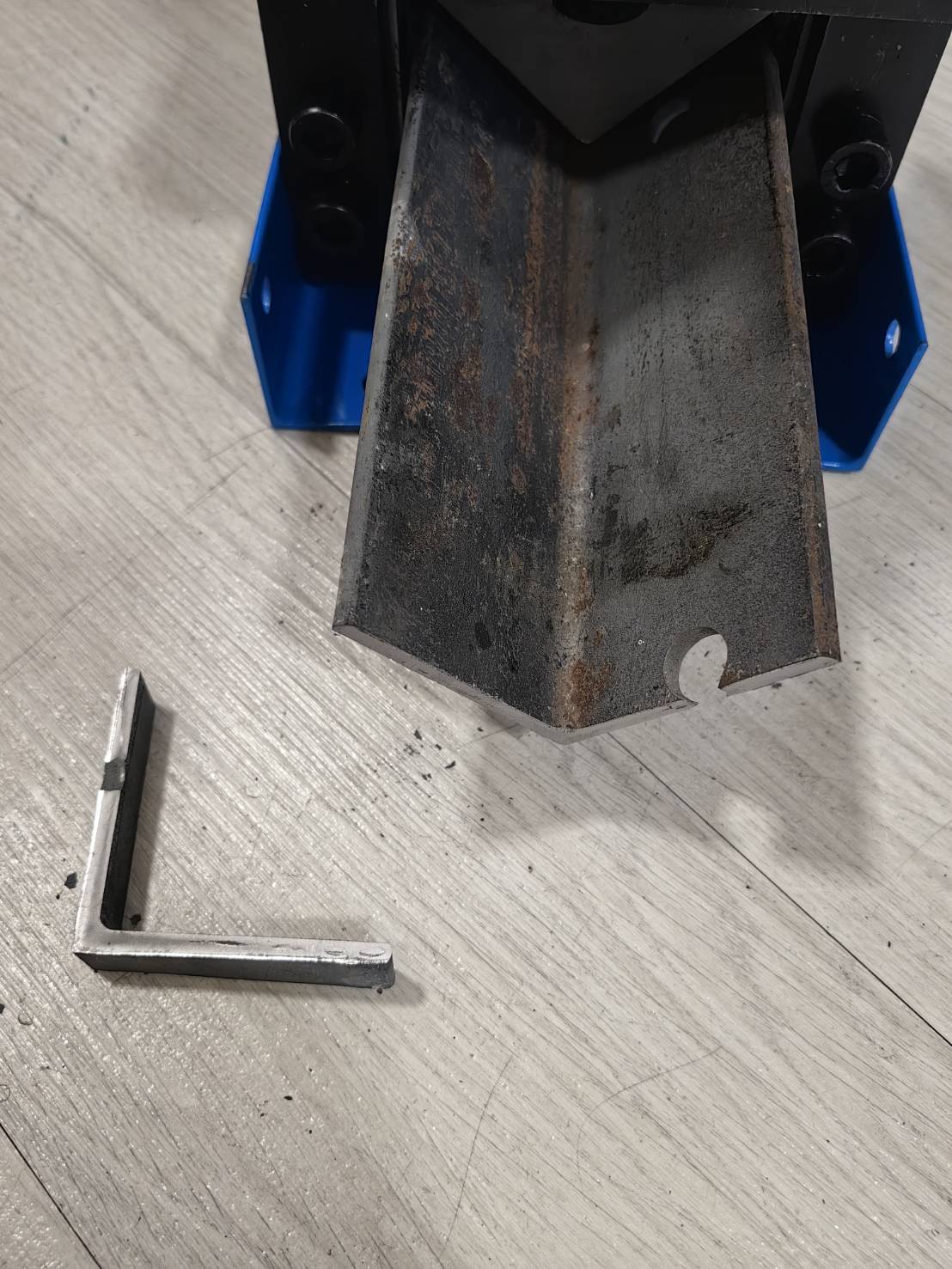 ES20 เครื่องตัดเหล็กฉากไฟฟ้า ตัดง่าย เร็ว ขอบไม่คม หนาสุด 6 มิล กว้าง 65 มิล