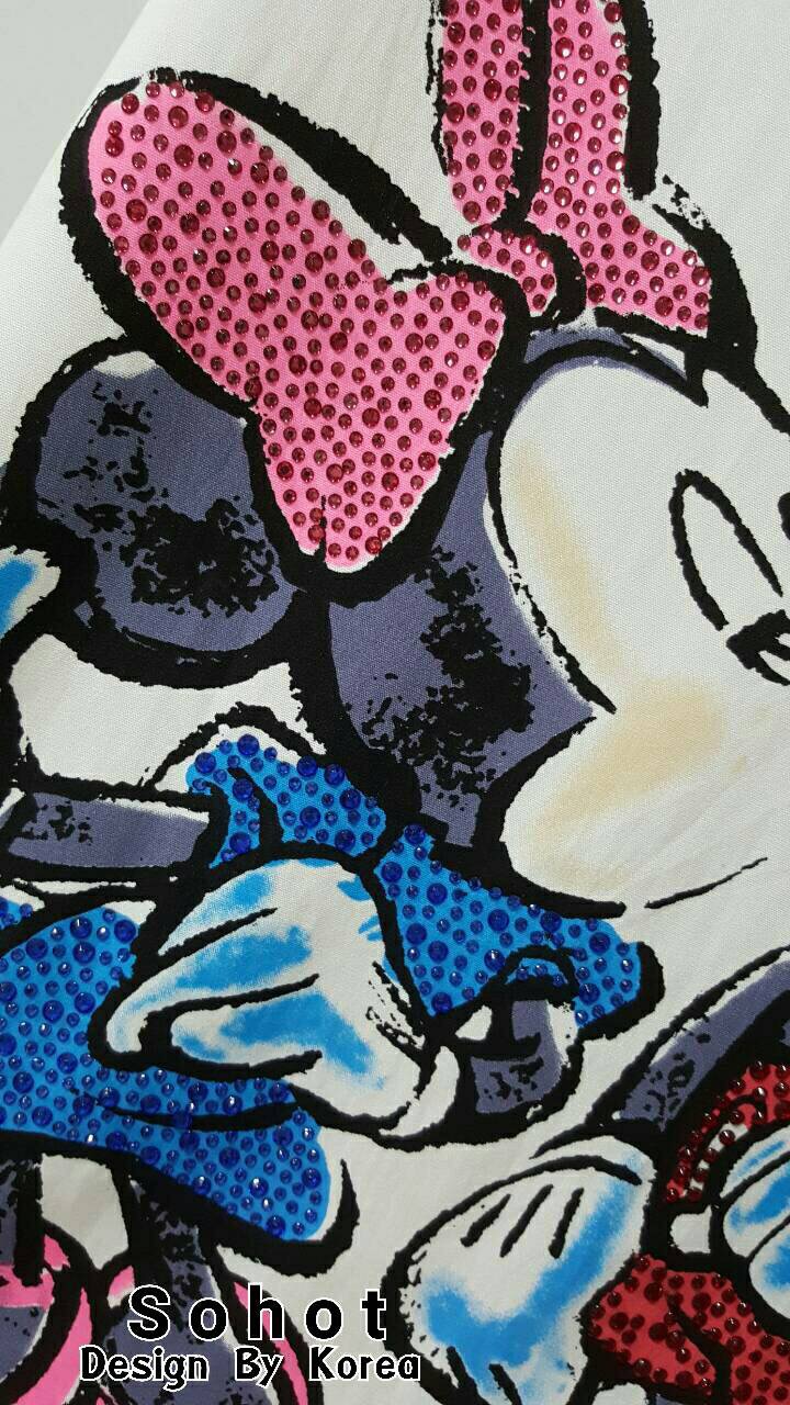 New Arrival เดรสมิกกี้เม้าท์น่ารักฝุดๆ คร้า เดรสผ้าเนื้อลินินด้านในรัดซับติดกับตัวผ้าไม่บางค่ะ เนื้อดีมากๆ ขอบอก ดีเทลแขนเว้าปลายแขนระบาย สกรีนลายมิกกี้เม้าท์ประดับเพชรสีๆ อย่างดี สาวๆ ห้ามพลาดนะค่ะงานจริงสวยมว๊ากกก