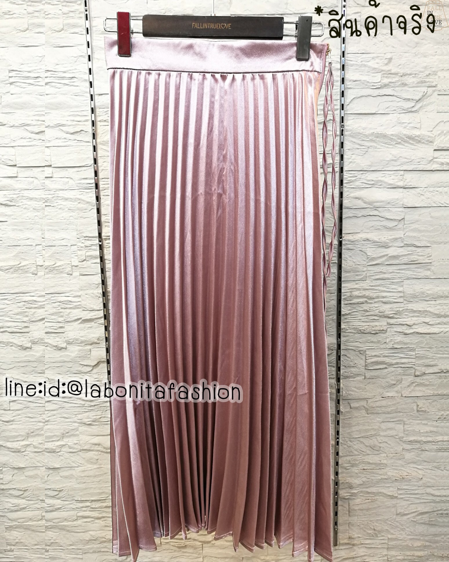 กระโปรงพลีทผ้าไหมเครปซาตินเนื้อดีทรงตรงความยาว 4 ส่วน เป็นกระโปรงทรงเอวสูง ชายกระโปรงยาวเสมอกัน แต่งซิปโลหะสีทองด้านข้าง เหมาะสำหรับใส่ออกงานได้ทั้งงานเช้า มี3 สีสวย