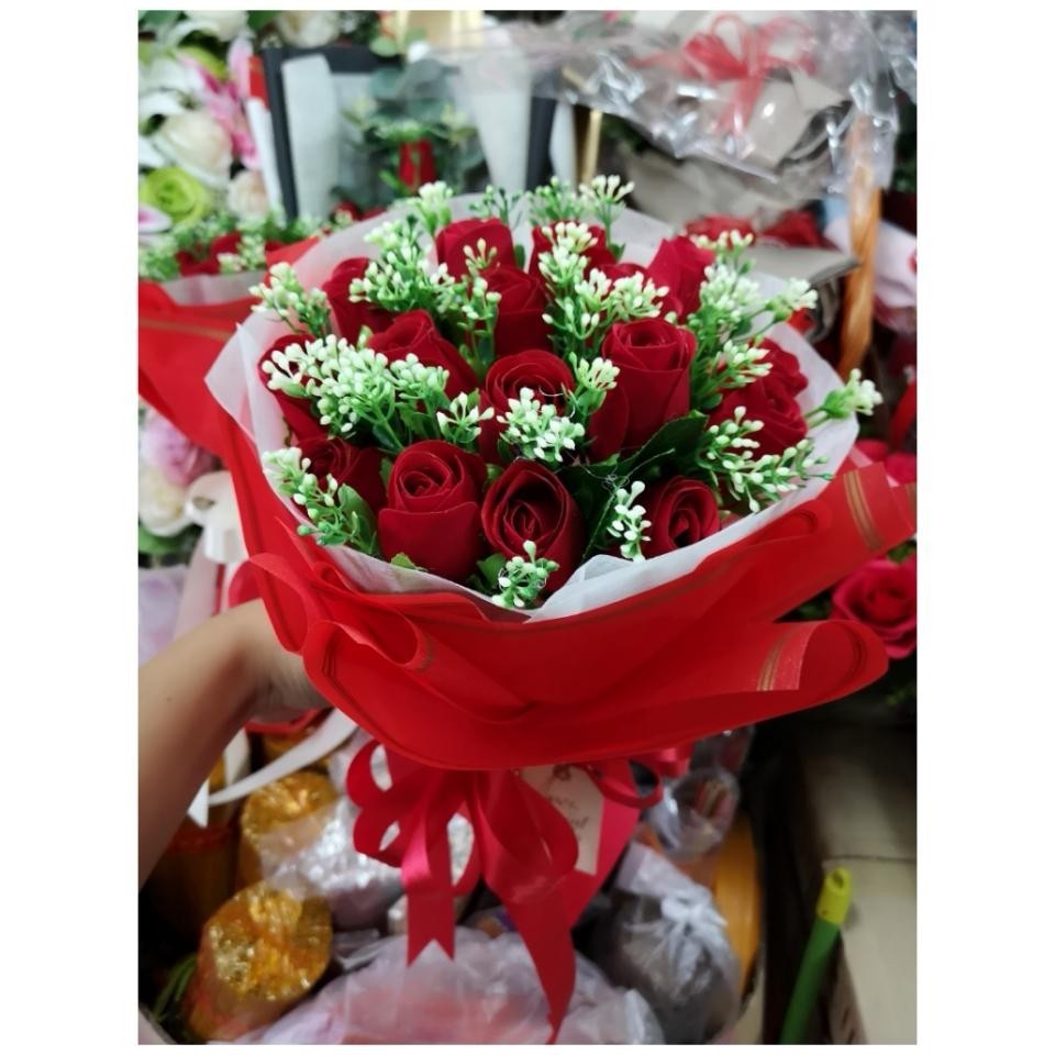 ช่อดอกกุหลาบแห้ง ห่อด้วยกระดาษสีแดง