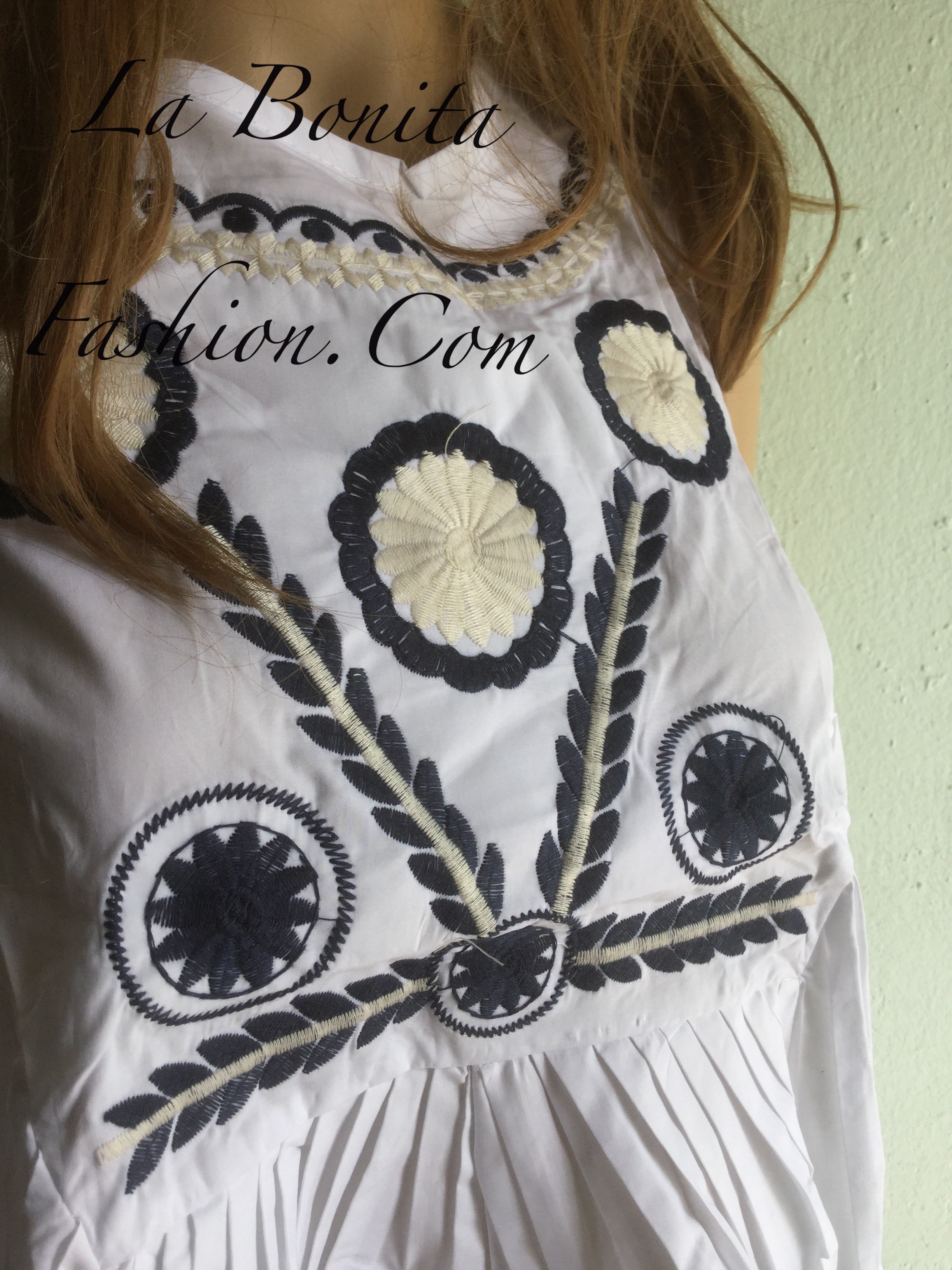 New!! เสื้อแขนกุดสีขาวทรงน่ารัก ลายปักสวยแน่น ผ้าCotton เนื้อดีมากค่ะ ใส่กับขาสั้นน่ารักค่ะ