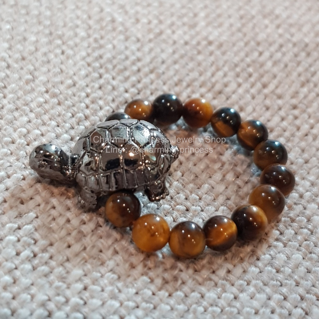 แหวนหินตาเสือ ร้อยพร้อมพญาเต่าเรือนล้าน ฐานุตตโม วัดโตนด นครราชสีมา สีลงดำ เครื่องรางของขลัง โชคลาภ ดูดทรัพย์ มีรูร้อยเป็นแหวนหรือสร้อยข้อมือได้ค่ะ ทุกชิ้นมีตัวเลขแกะประจำองค์อยู่ด้านหลัง