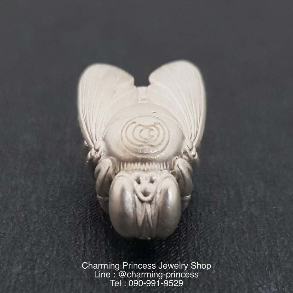 พญาภู่คำ ต่อเงินต่อทอง เนื้อเงิน เครื่องรางของขลังทำพิธีปลุกเสกแล้วคะ พญาแมลงภู่คำนี้ นับเป็นเอกทางโชคลาภ เมตตา ส่งเสริมดวงชะตาให้มั่งคั่ง ทั้งทรัพย์สิน ยศศักดิ์ เป็นที่รักใคร่เอ็นดูของผู้คนทั้งหลาย อีกทั้งยังป้องกันคุณไสยมนต์ดำ