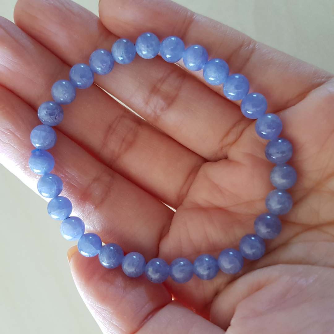 Tanzanite แทนซาไนท์ 6 มม เป็นตัวแทนของความมั่นคงทั้งจิตใจและร่างกาย ความโดดเด่นในวงสังคม ความอดทนอดกลั้นสูง มีอำนาจเหนือคู่แข่ง อัญมณีประจำเดือนเกิดเดือนธันวาคม