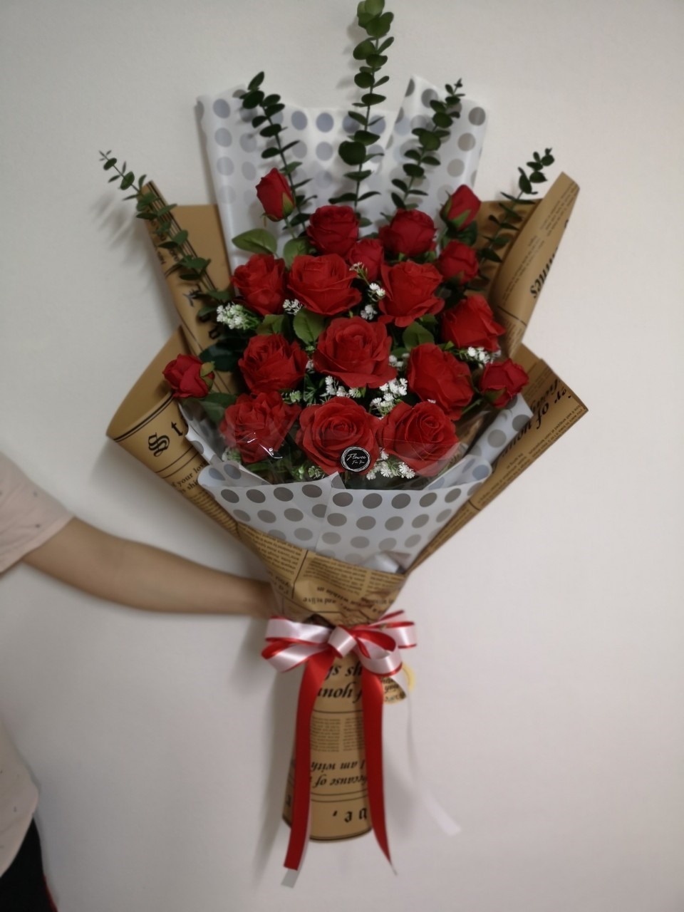 ช่อดอกกุหลาบแดง ทรงสูง (ดอกไม้ประดิษฐ์)