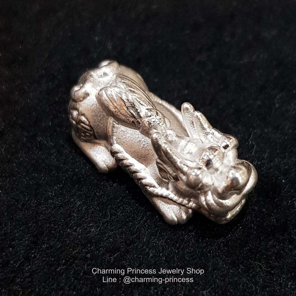 ปี่เซี๊ยะ ชาร์มปี่เซี๊ยะ เงินแท้ 99.99% พร้อมพญาภู่คำ ตัวคั่นสร้อยข้อมือ ชาร์มเงินแท้ 99.99% Size M เหมาะกับหินไซส์ 10 มม ปี่เซี๊ยะ ชาร์มปี่เซี๊ยะ เงินแท้ 99.9% ชุบทอง ตัวคั่นสร้อยข้อมือ ชาร์มเงินแท้ 99.9% ขนาด กว้าง 9 มม ยาว 20 มม