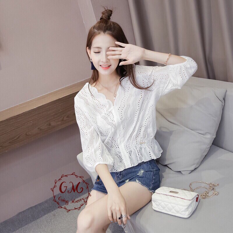 เสื้อผ้าป่าน คอวี งานฉลุทั้งตัว จั๊มเอวและปลายแขน งานสไตล์เกาหลี แมทได้หลายสไตล์ค่ะ ใส่ไปชิวๆ เก๋ๆ รับลมร้อนกันค่ะ