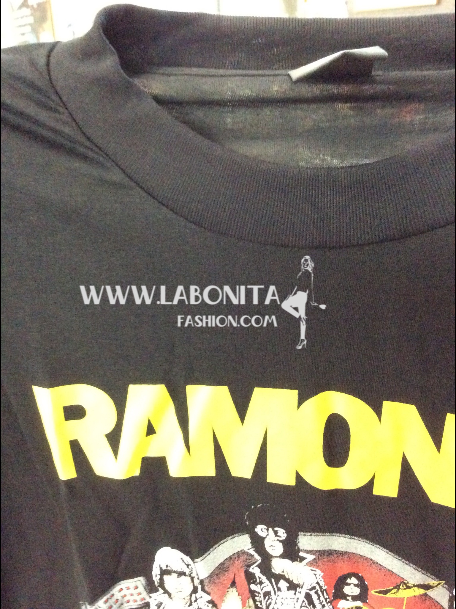 tour shirt เสื้อยืดวงร็อค ผ้าบาง สกรีนลายวงร็อค RAMONES ลายเดียวกันกับที่คุณเป้ย ปานวาดใส่ค่ะ ลายสกรีสวยๆ สกรีนหน้า/หลัง