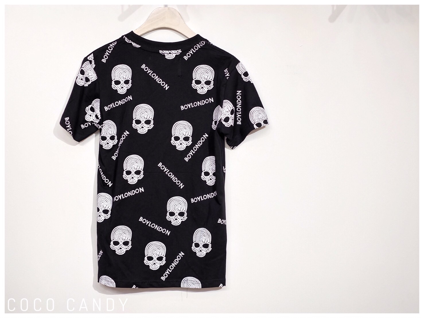 เสื้อยืดแบรนด์ BOY LONDON ลายพิมกะโหลกจุดทั่วทั้งตัว ด้านหน้าพิมคำพูด Leave The Boy Alone เนื้อผ้าคัตต้อนอย่างดีเนื้อผ้าไม่หนามากค่ะใส่สบาย สินค้างานเกรดMirror มาพร้อมป้ายคอ ป้ายกระดาษ ป้ายแคร์ ครบถ้วนค่ะ