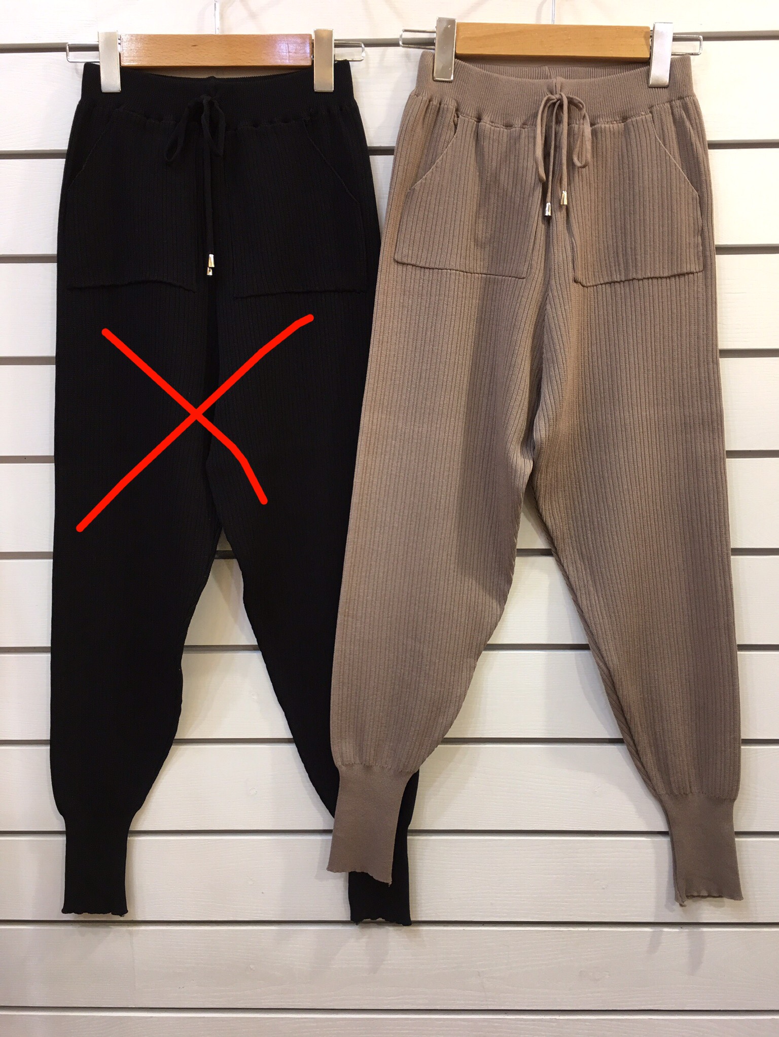 ผ้าทอknit เนื้อผ้าวิ้งๆในตัว ทรงสวยมากๆค่ะ กางเกงมี้ชือกผูกเอว ทรงขาจั้มค่ะ เรียบหรูแต่มี