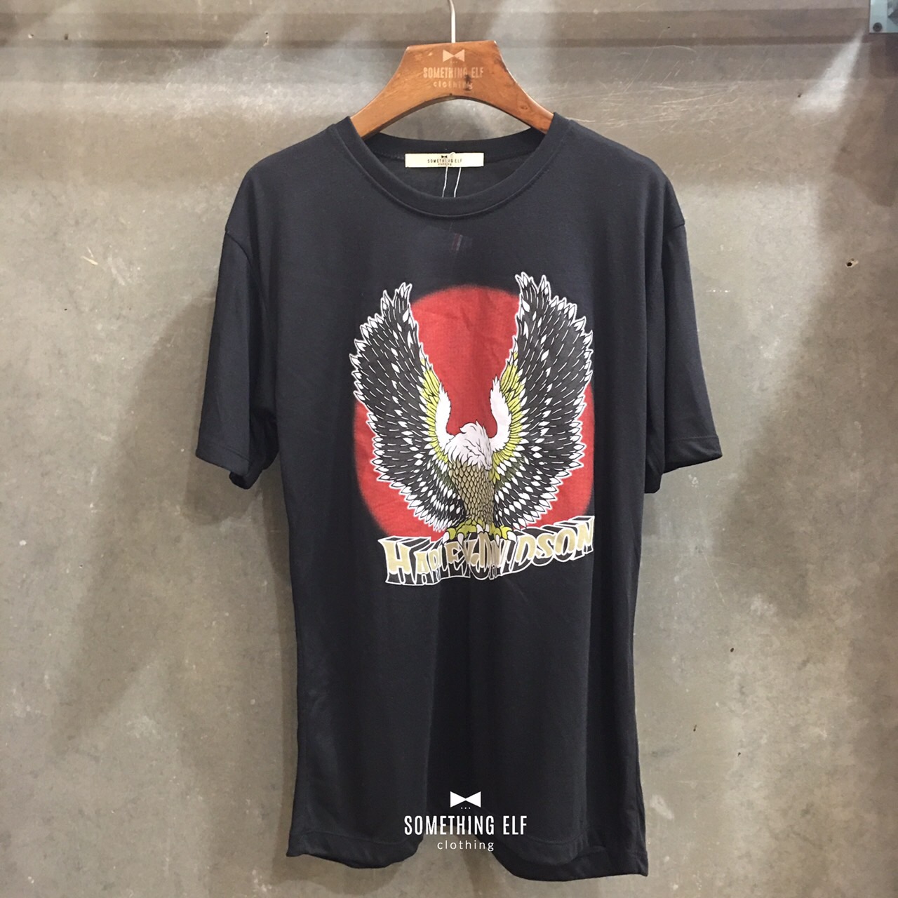 เสื้อยืดคอกลมแขนสั้น สีดำ สกรีนลายนกอินทรีย์ด้านหน้า แบบคุณชมพู่ใส่ ผ้ายืดบางเบา ใส่สบายค่ะ