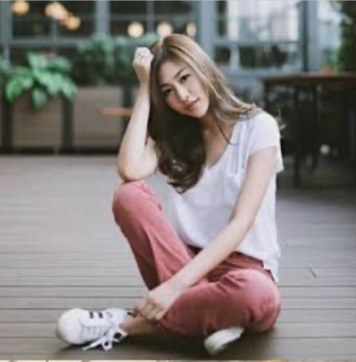 เสื้อยืดคอวี แบบคุณใหม่ ดาวิกา ผ้าสลาพเนื้อดี มีลายในตัว ผ้าไม่หนาและไม่บางจนเกินไป