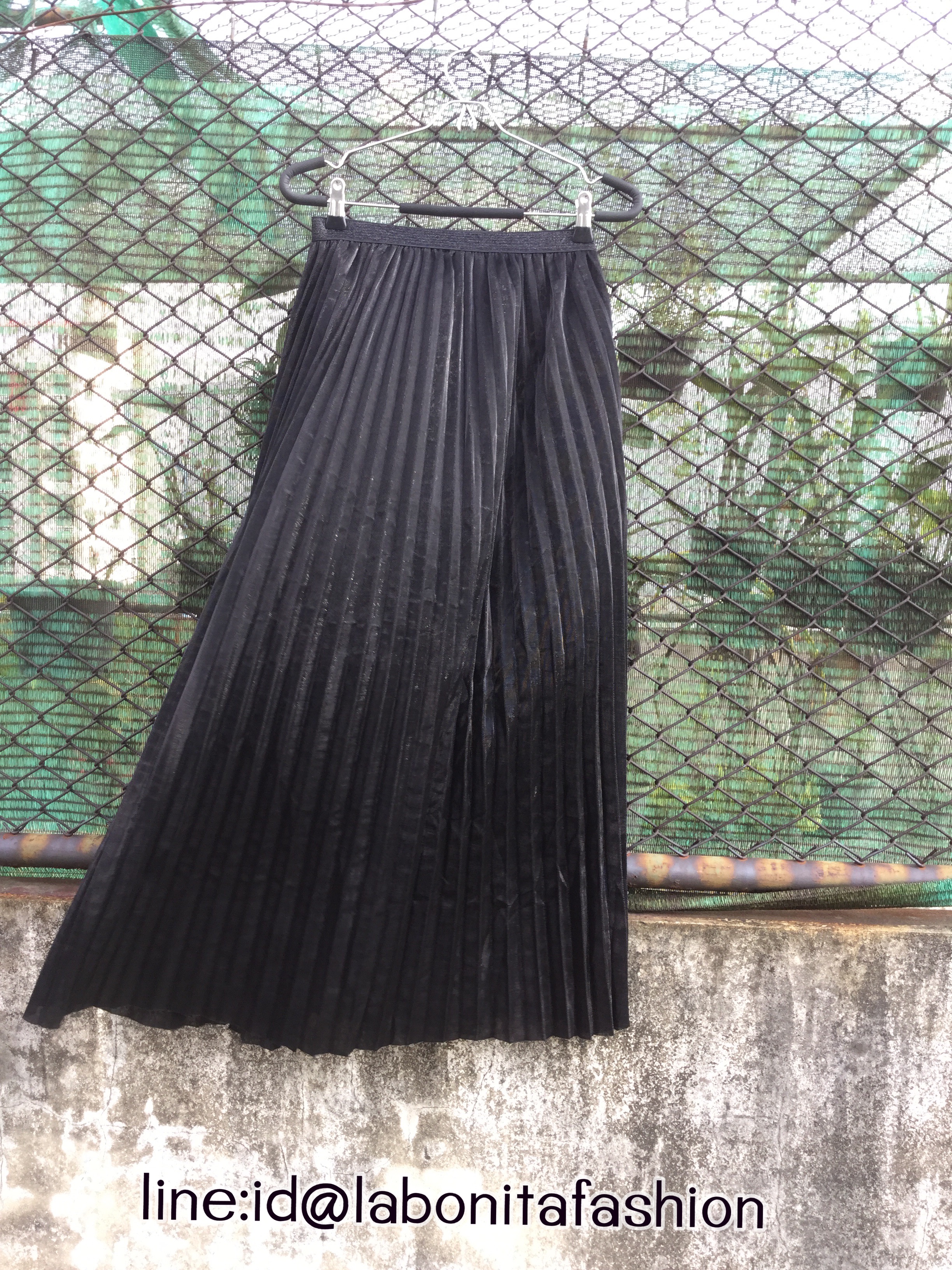 พร้อมส่ง กระโปรงพลีทยาว เนื้อผ้าวิ้งๆวาวๆงานสวยมากค่ะ ผ้าเนื้อดีมีน้ำหนัก ซับในอย่างดี