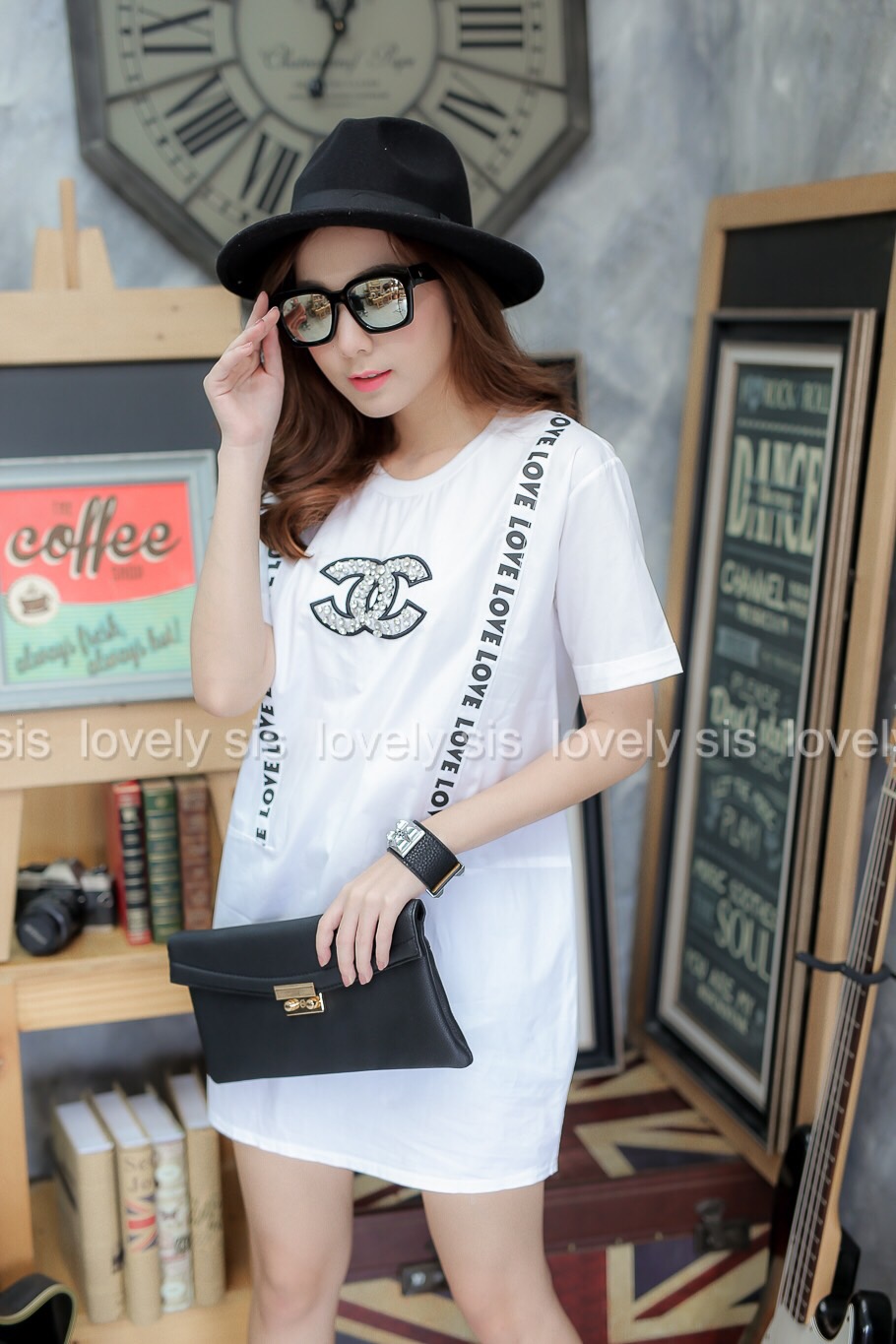 เดรสคอกลมแขนพับ ผ้าเชิ้ตคอตต้อน ปักชาแนลติดเพชร แต่งลูกเล่นด้วยริบบิ้นสกรีน LOVE หน้าหลัง สวยเก๋ ใส่สบายค่า