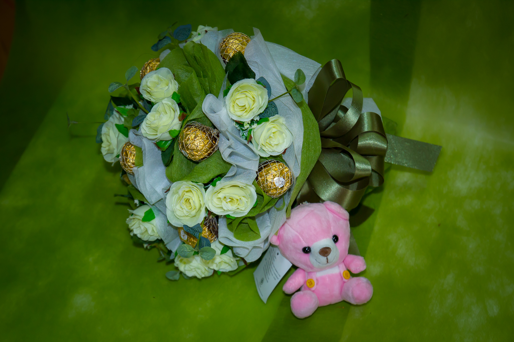 ช่อเฟอเรโร่ (Ferrero Rocher) 9 ลูก ดอกกุหลาบสีขาว กระดาษสีเขียว