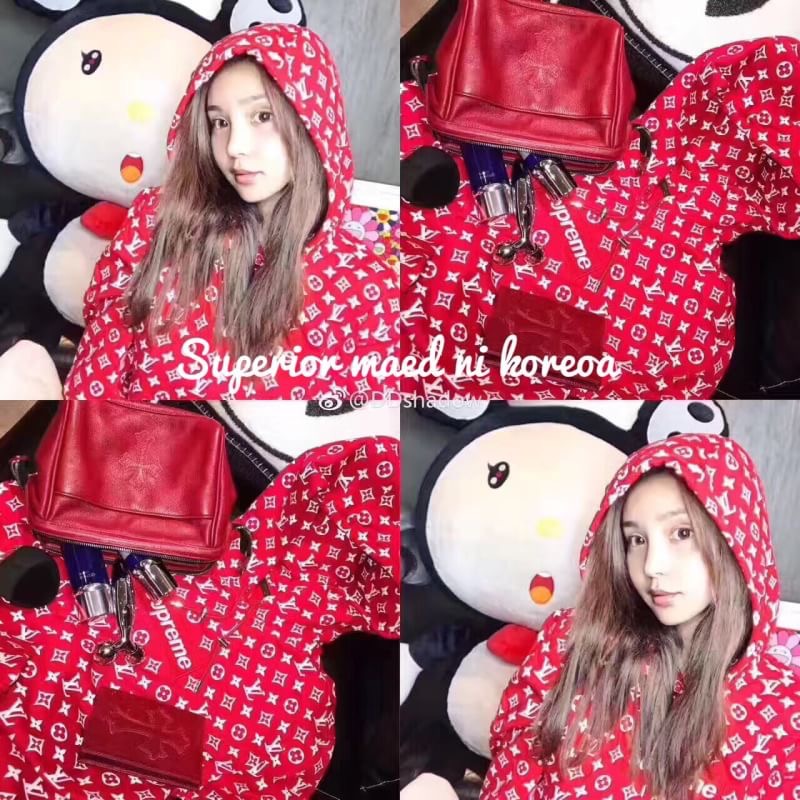 HOT SUPREME X LOUIS VUITTON HOODED SWEATSHIRT RED ฮ็อตสุดตอนนี้ หายากสุดๆ ใส่งานมิลเลอร์กันไปก่อนนะสาวๆ งานดีไม่มีที่ติ