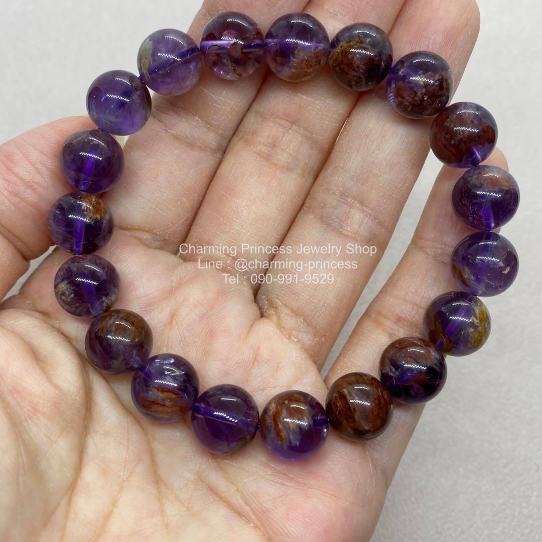 Cacoxenite in Amethsyt คาค็อกซิไนท์ในอเมทิสต์ 10 มม ภายในมีแร่สีทองระยิบระยับเสริมอำนาจบารมีความมั่งคั่งร่ำรวย สวยน่าใส่มากๆค่ะ