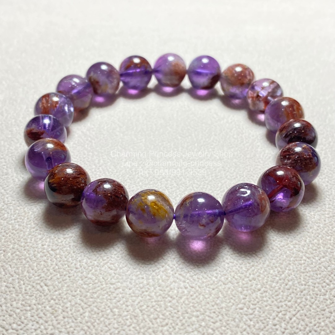 Cacoxenite in Amethsyt คาค็อกซิไนท์ในอเมทิสต์ 10 มม ภายในมีแร่สีทองระยิบระยับเสริมอำนาจบารมีความมั่งคั่งร่ำรวย สวยน่าใส่มากๆค่ะ