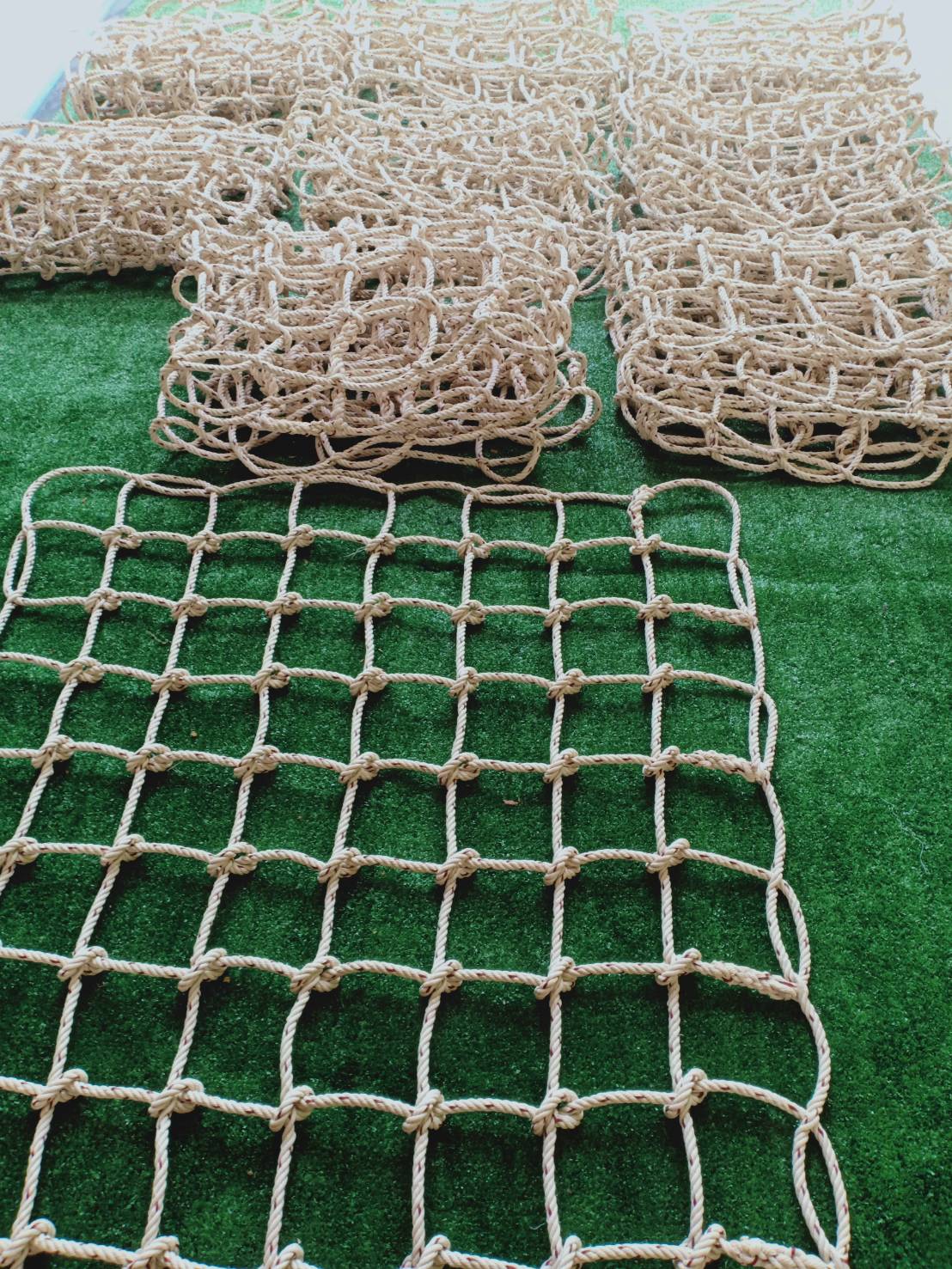 ตาข่ายถักกันตกในสนามเด็กเล่น