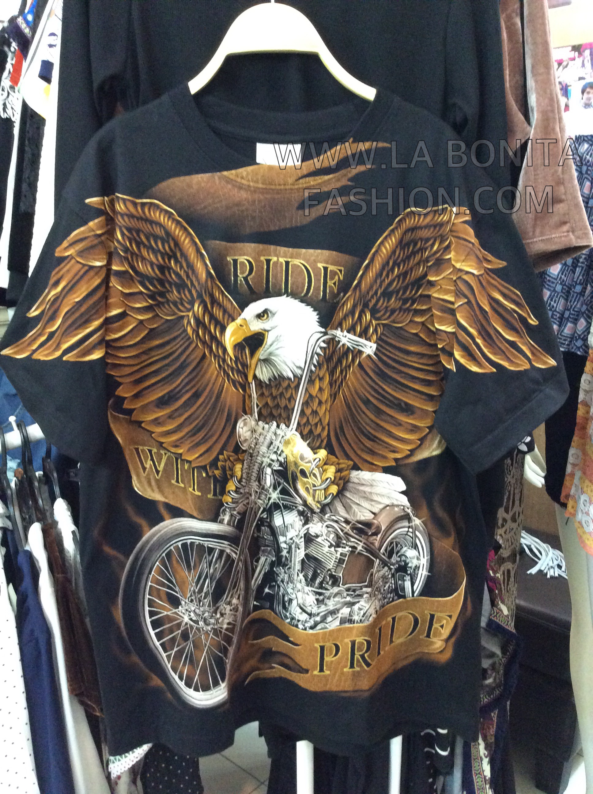 เสื้อยืดคอกลมสีดำ สกรีน3D ลายนกอิทรีกางปีกขับชอปเปอร์ ลายสกรีน3D สวยงาม ดูมีมิติ เสมือนจริง ลายสกรีนรูปนกอินทรีสีน้ำตาลทอง กางปีกผงาดอยู่เหนือชอปเปอร์คันงาม ลายสกรีนสวยเท่ห์มากๆค่ะ