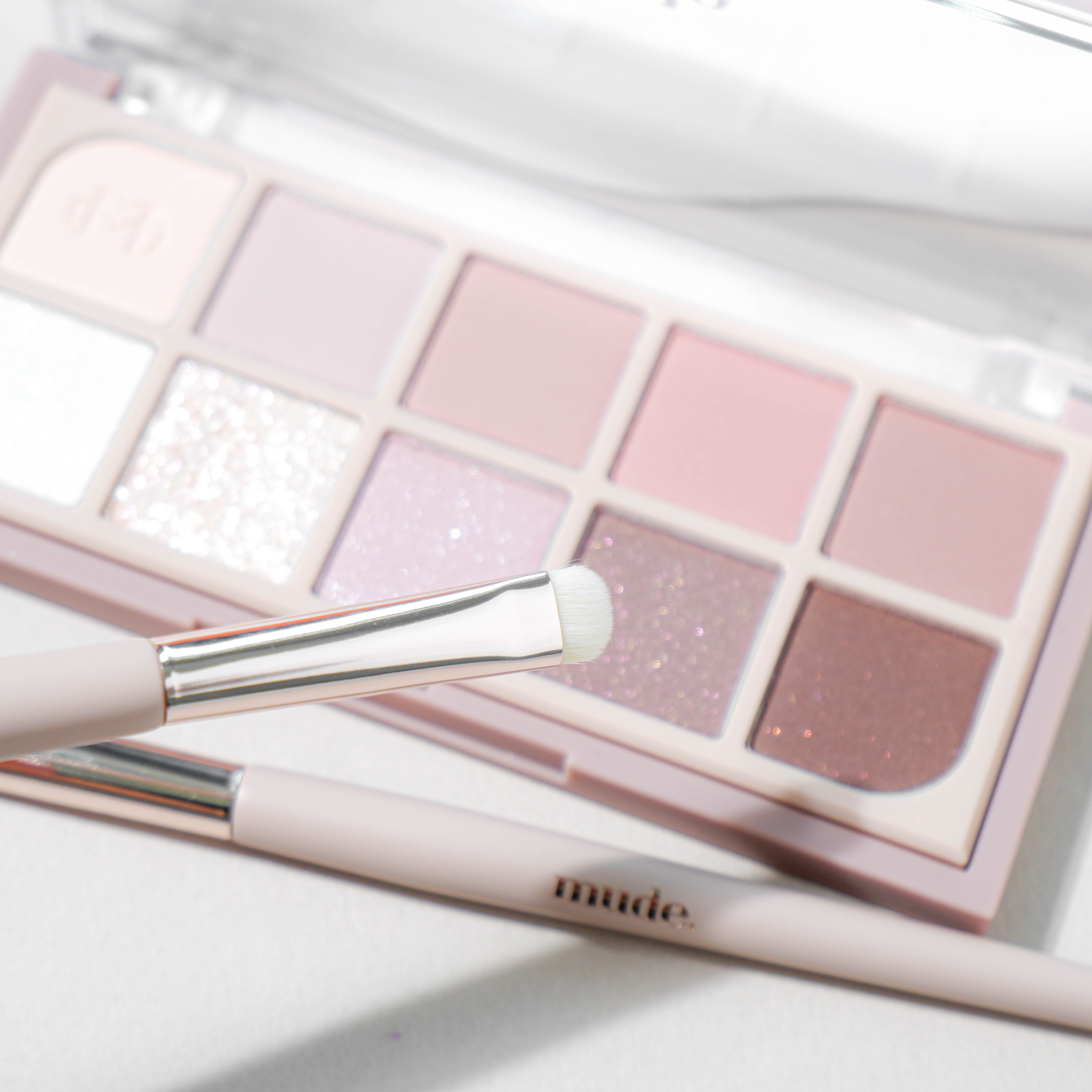 MUDE SHADOW DETAIL BRUSH (แปรงทาอายแชโดว์ )