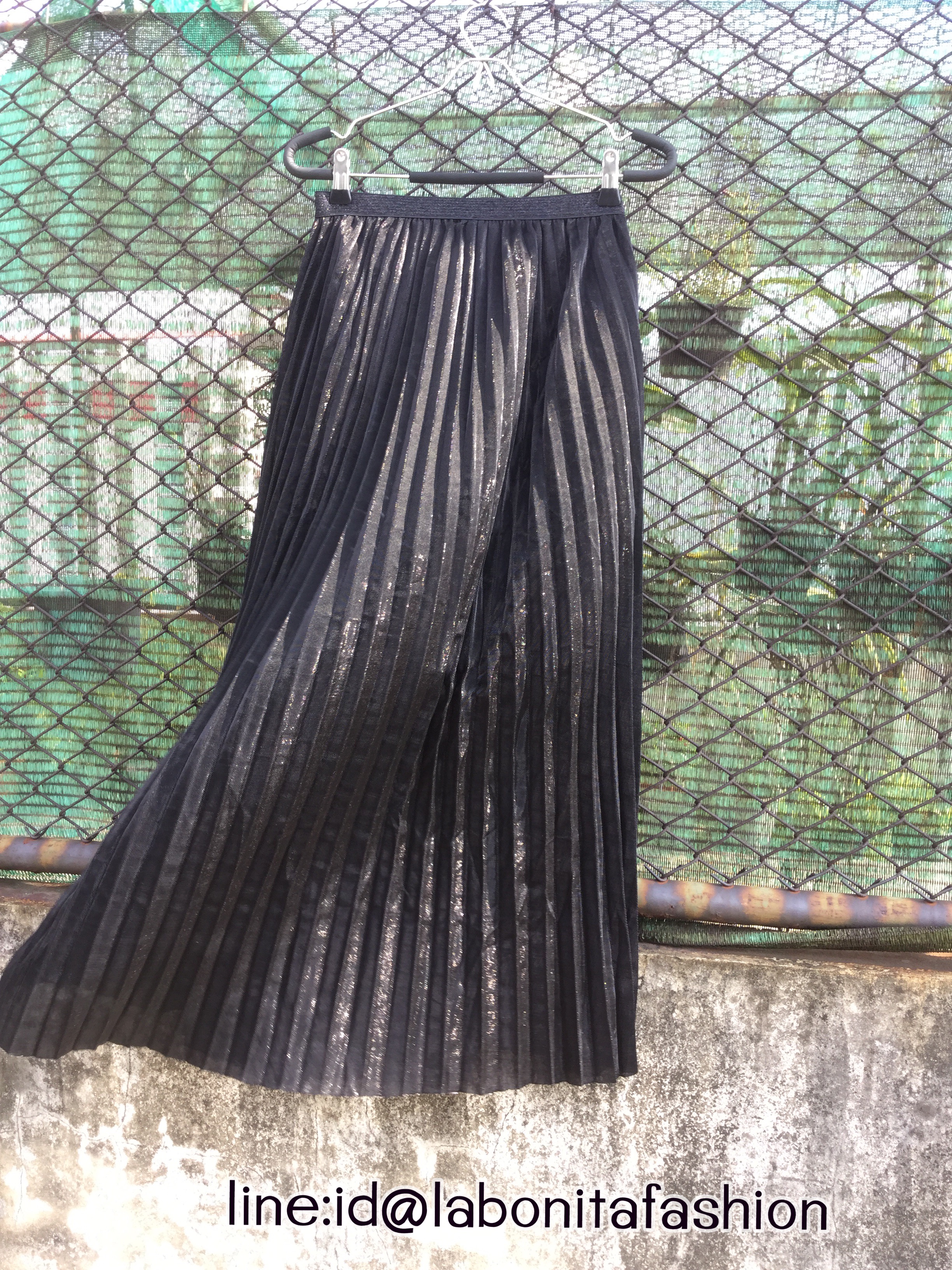 พร้อมส่ง กระโปรงพลีทยาว เนื้อผ้าวิ้งๆวาวๆงานสวยมากค่ะ ผ้าเนื้อดีมีน้ำหนัก ซับในอย่างดี