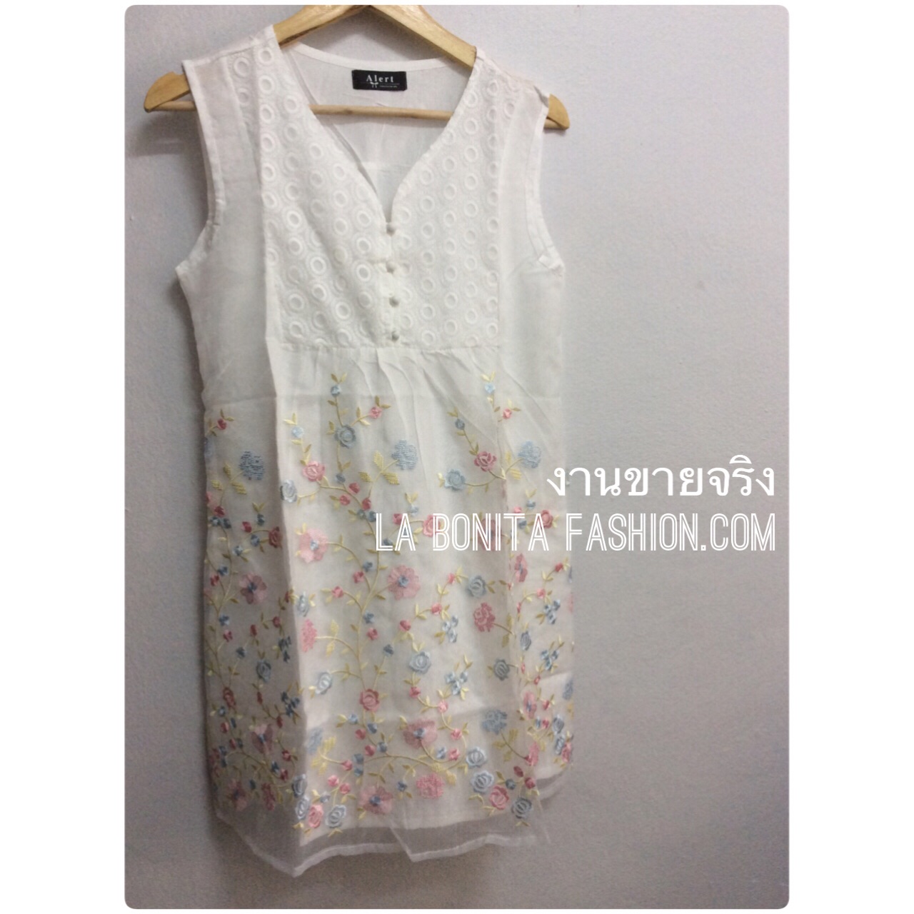 เดรสผ้าป่าน ปักลายดอกไม้สีหวานบนผ้าแก้วฟรุ้งฟริ้งน่ารักมากค่ะ