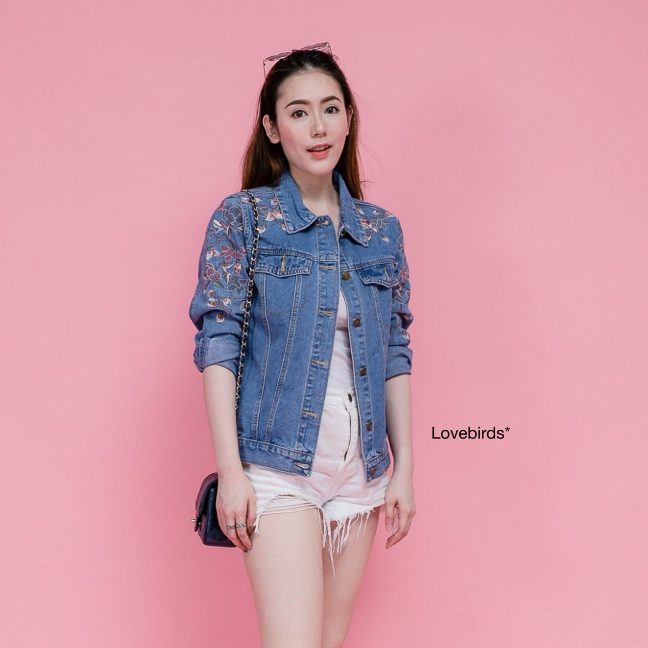 แจ็คเก๊ตยีนส์ แฟชั่นเกาหลี ปักลายดอกไม้ที่ไหล่และแขนเสื้อ งานปักสวยแน่นใส่คลุมก็เท่