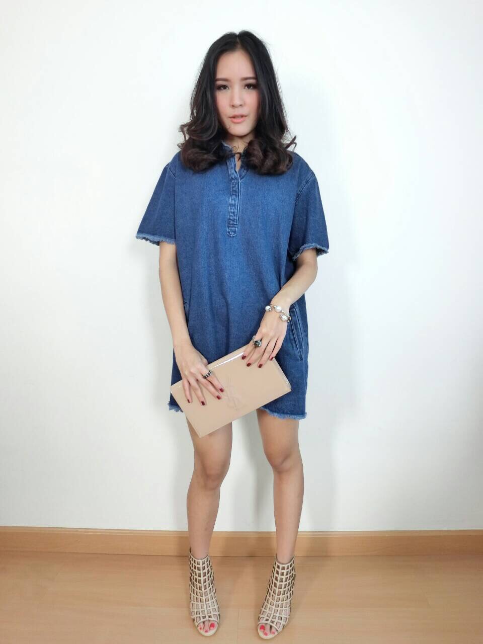 Nanda Denim Dress เดรสผ้ายีนต์เนื้อขึ้นรูป ทรงoversize ตอนนี้เกาหลีกำลังฮิตมากๆค่ะทรงนี้ ใส่สวย-สบาย-ง่ายตัวเดียวอยู่