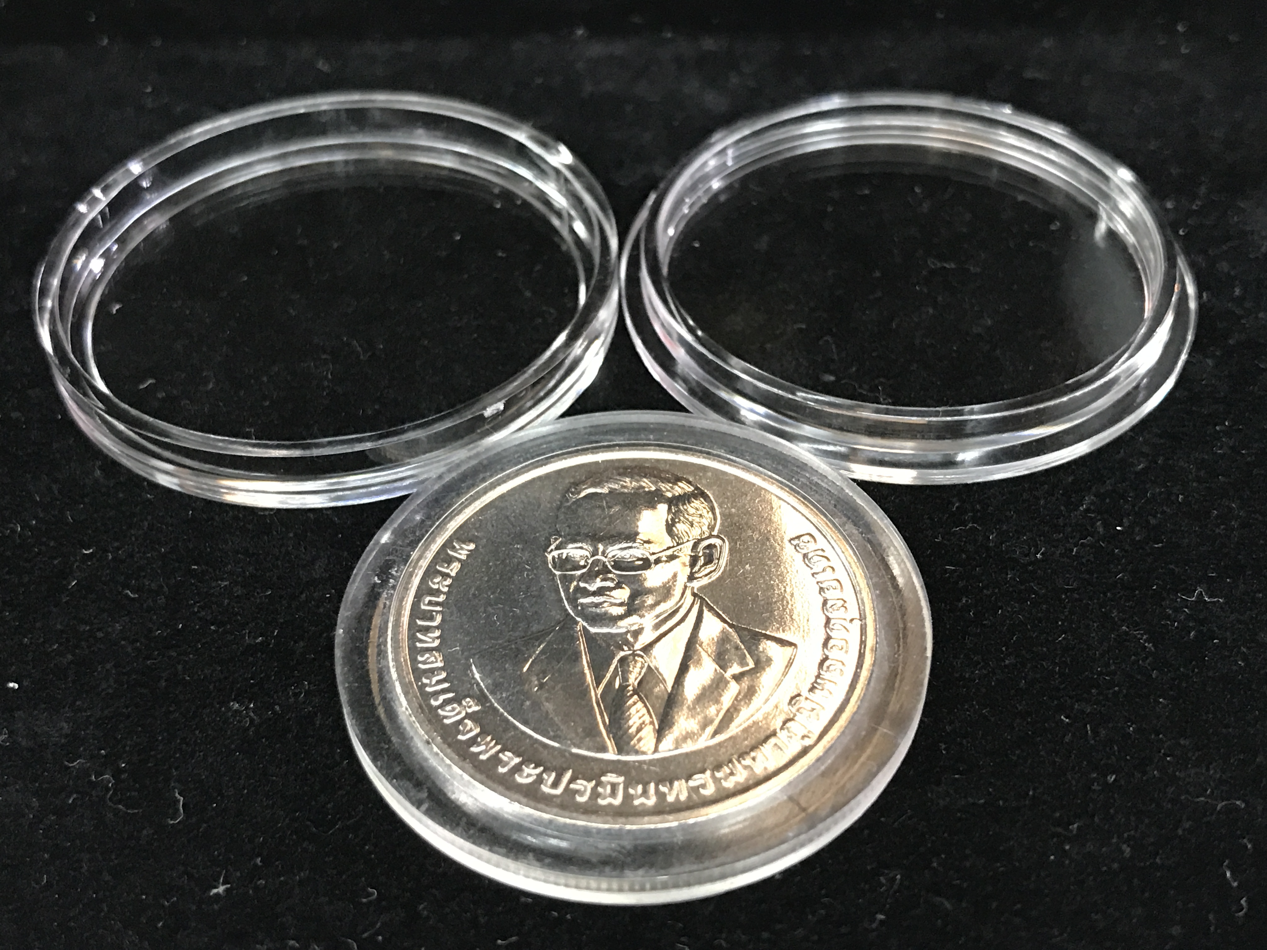 ตลับใส่เหรียญอะคลีลิค ขนาดมาตรฐาน ใส่เหรียญได้ตั้งแต่ขนาด 17-37 mm. ราคาต่อชิ้น