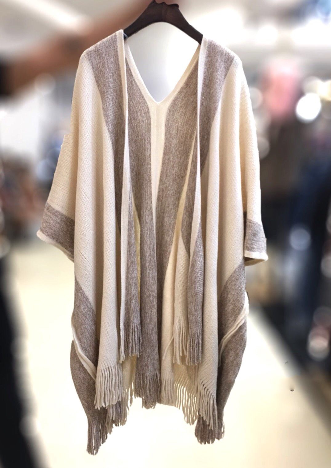 เสื้อคลุมไหมพรมบาง ตัดลายกริสเตอร์ ชายฟริ้ง งานน่ารักมากๆค่า