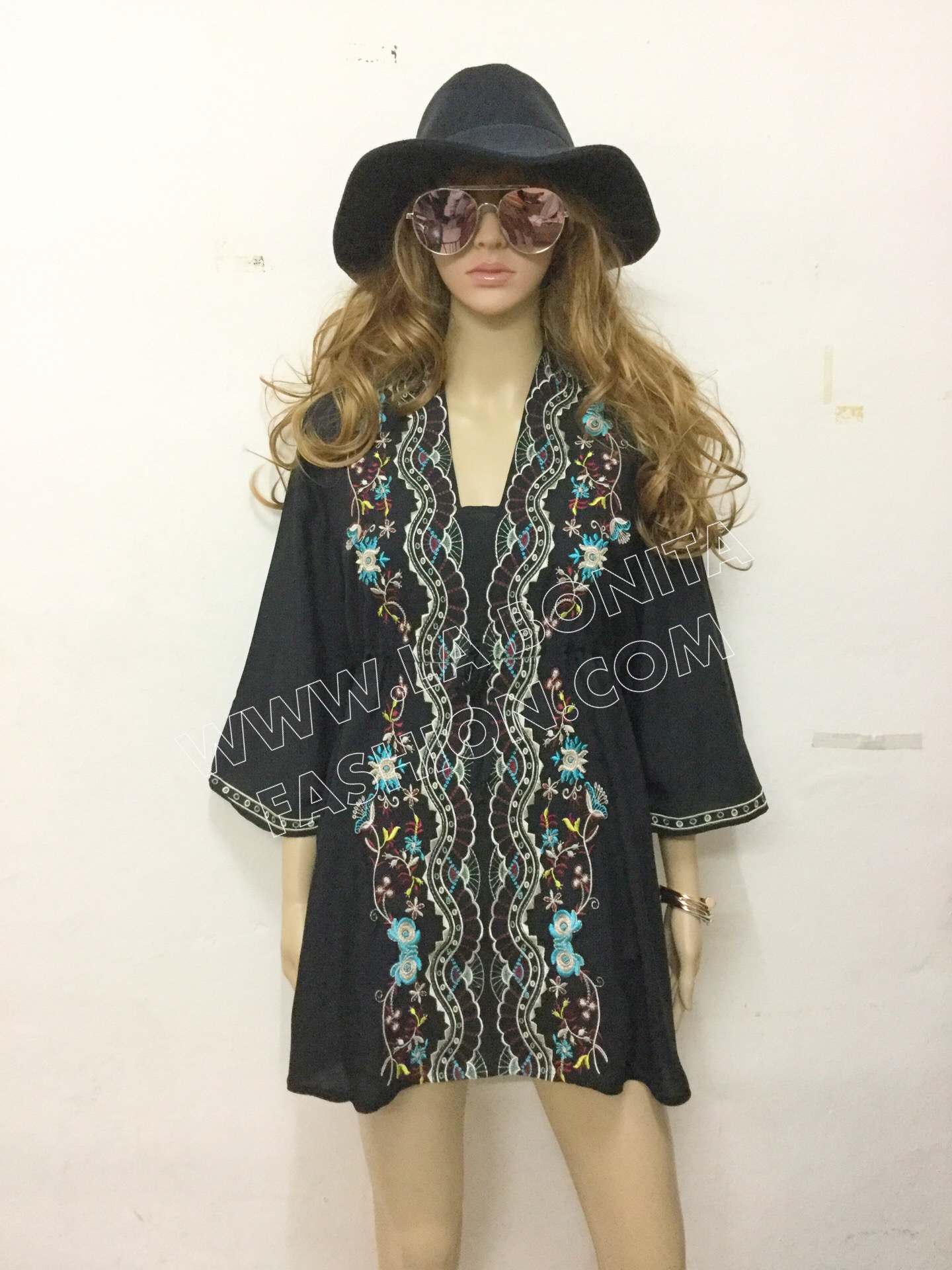 เดรสโบฮีเมียนคอวี มีเขือกปรับขนาดรอบเอว ปักลวดลาย ดอกไม้และเถาวัลย์งานปักสวยแน่น