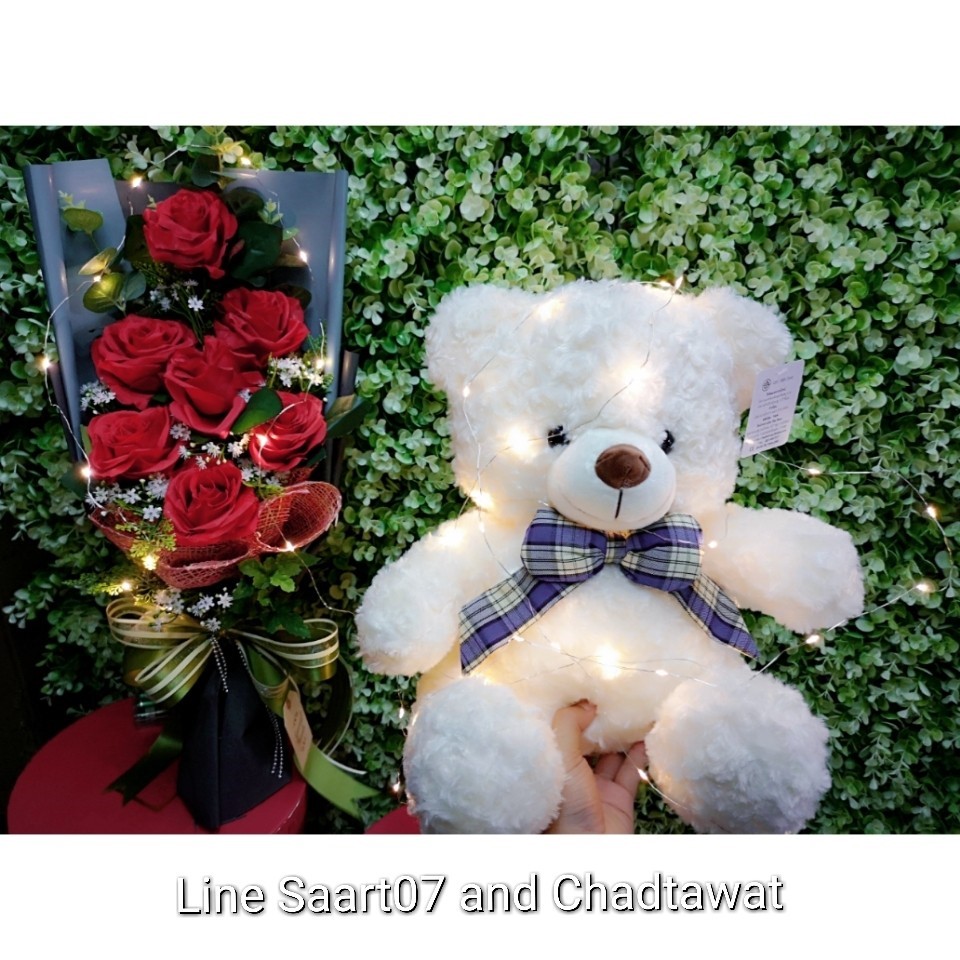 ช่อดอกกุหลาบแดง ทรงสูง พร้อมตุ๊กตาหมี