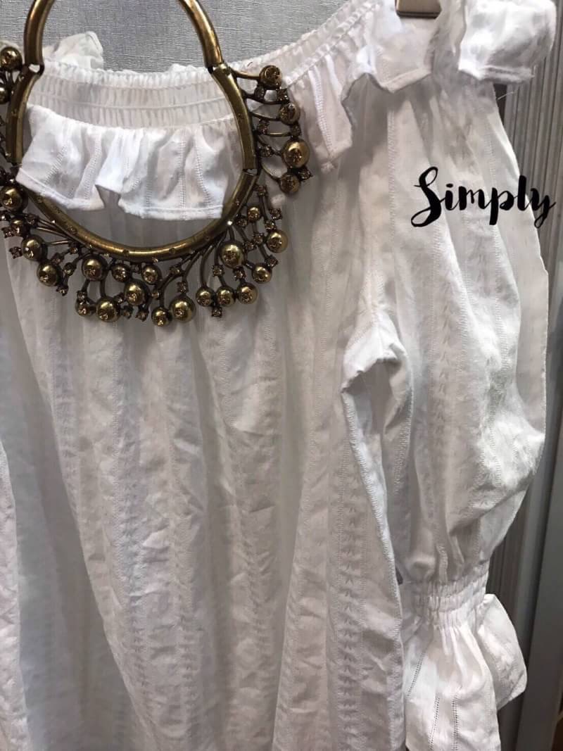 เสื้อปาดไหล่ แขนจั้ม แต่งลอนระบายน่ารักๆที่อกและแขน เนื้อผ้าดีมากกก แมตซ์กับอะไรก็น่ารัก งานสวย ใส่ออกมาน่ารักตามแบบเป๊ะเลยค่า