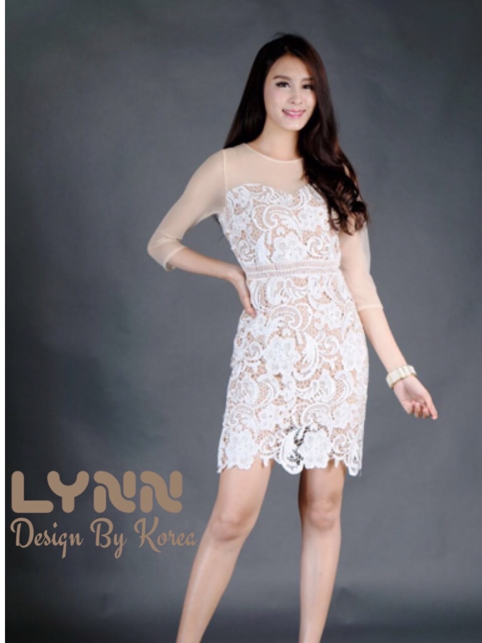 Mini Lace Dress มินิเดรสออกงานสวยหรู ผ้าลูกไม้ ซับในอย่างดีสีเนื้อ แต่งด้วยผ้าซีทรูช่วงคอไหล่ อกและแขนสีครีมตัดกับตัวเสื้อ มีซิปด้านหลัง เหมือนใส่เกาะอก เก็บทรงเป๊ะ ใส่ออกงานสวยหรูสุดๆ