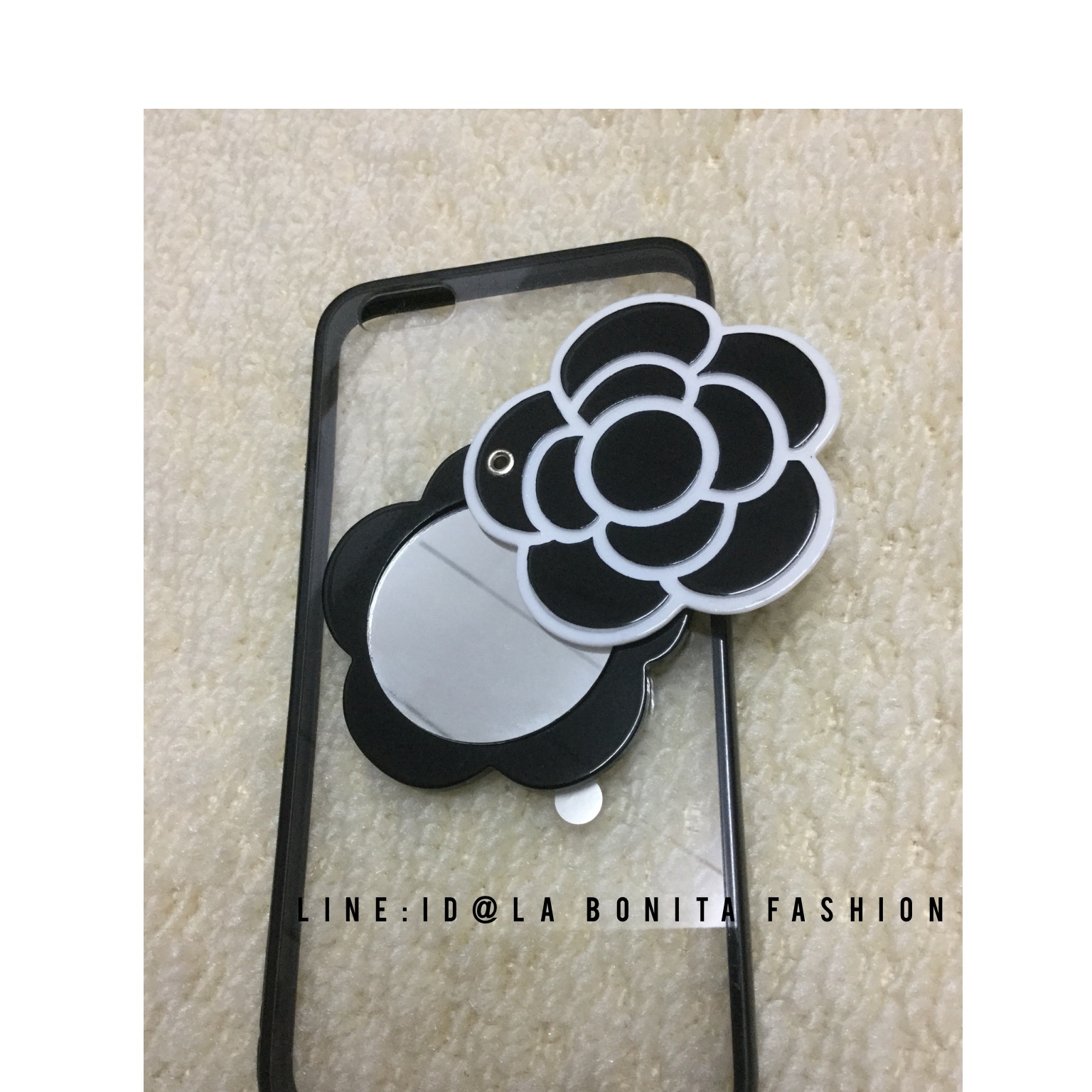 เคส i phone ลายชาแนลรุ่นใหม่ล่าสุด แต่งดอกคามิเรียตามแบบฉบับชาแนล ที่ดอกไม้มีกระจกเก๋ๆ งานสวยเว่อๆค่ะ