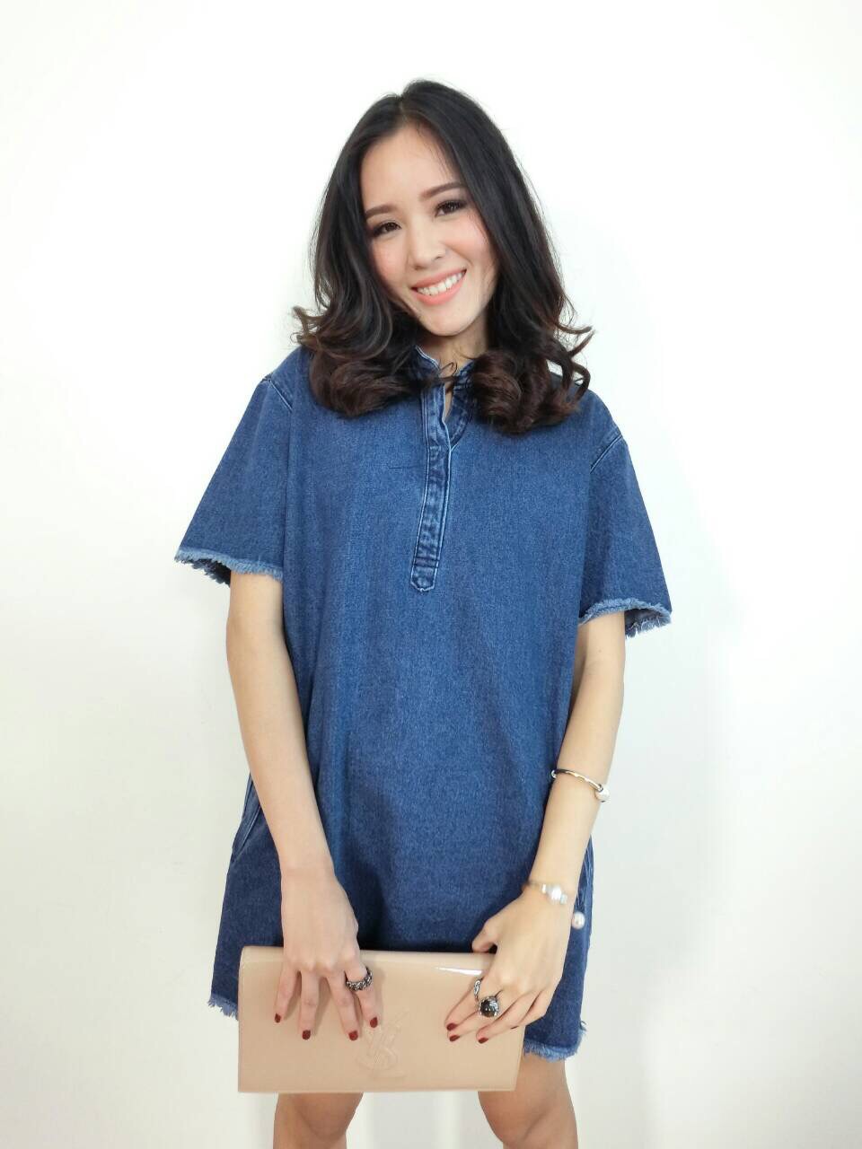 Nanda Denim Dress เดรสผ้ายีนต์เนื้อขึ้นรูป ทรงoversize ตอนนี้เกาหลีกำลังฮิตมากๆค่ะทรงนี้ ใส่สวย-สบาย-ง่ายตัวเดียวอยู่